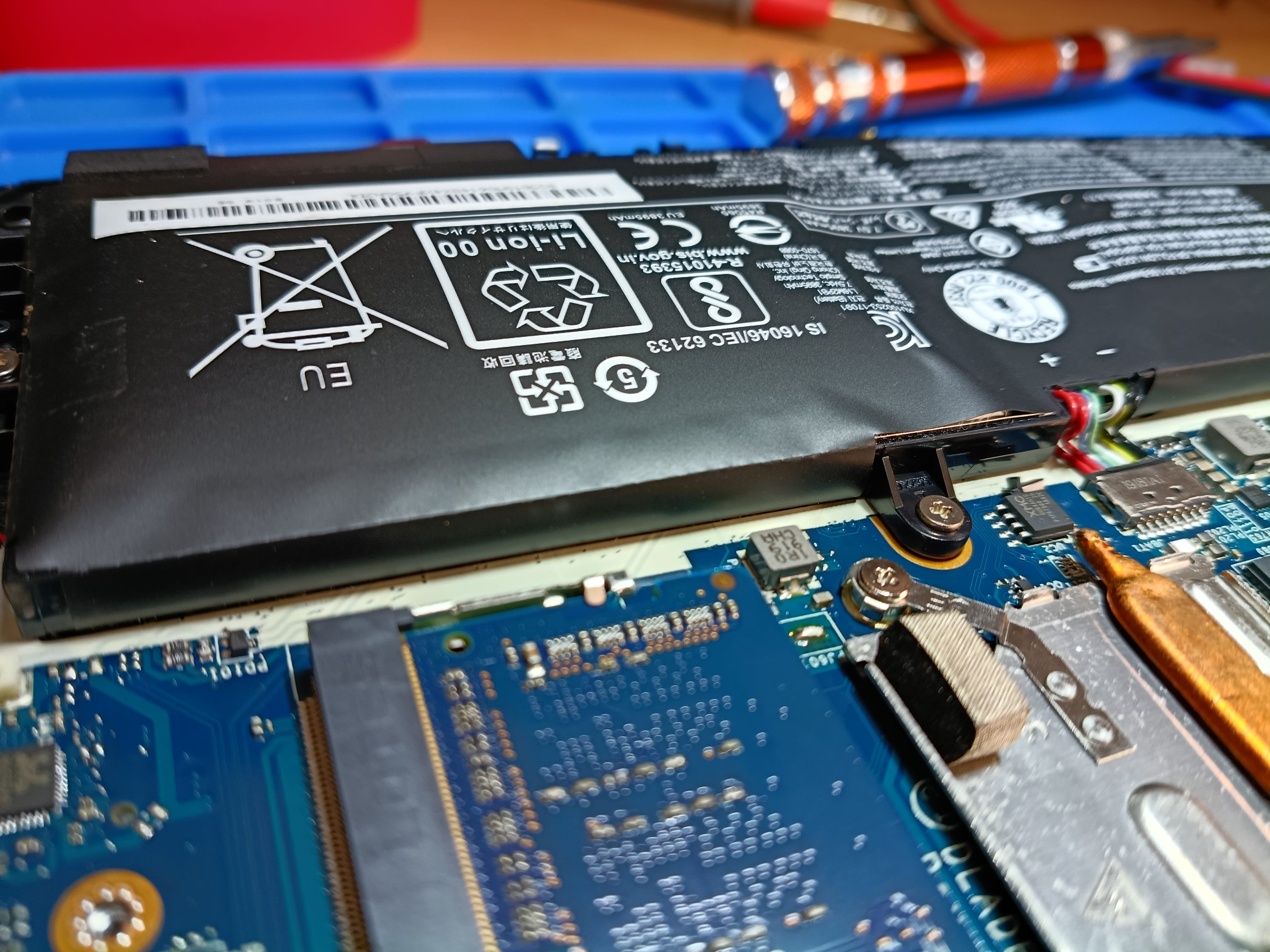 Batería inflada del Lenovo V145-15AST