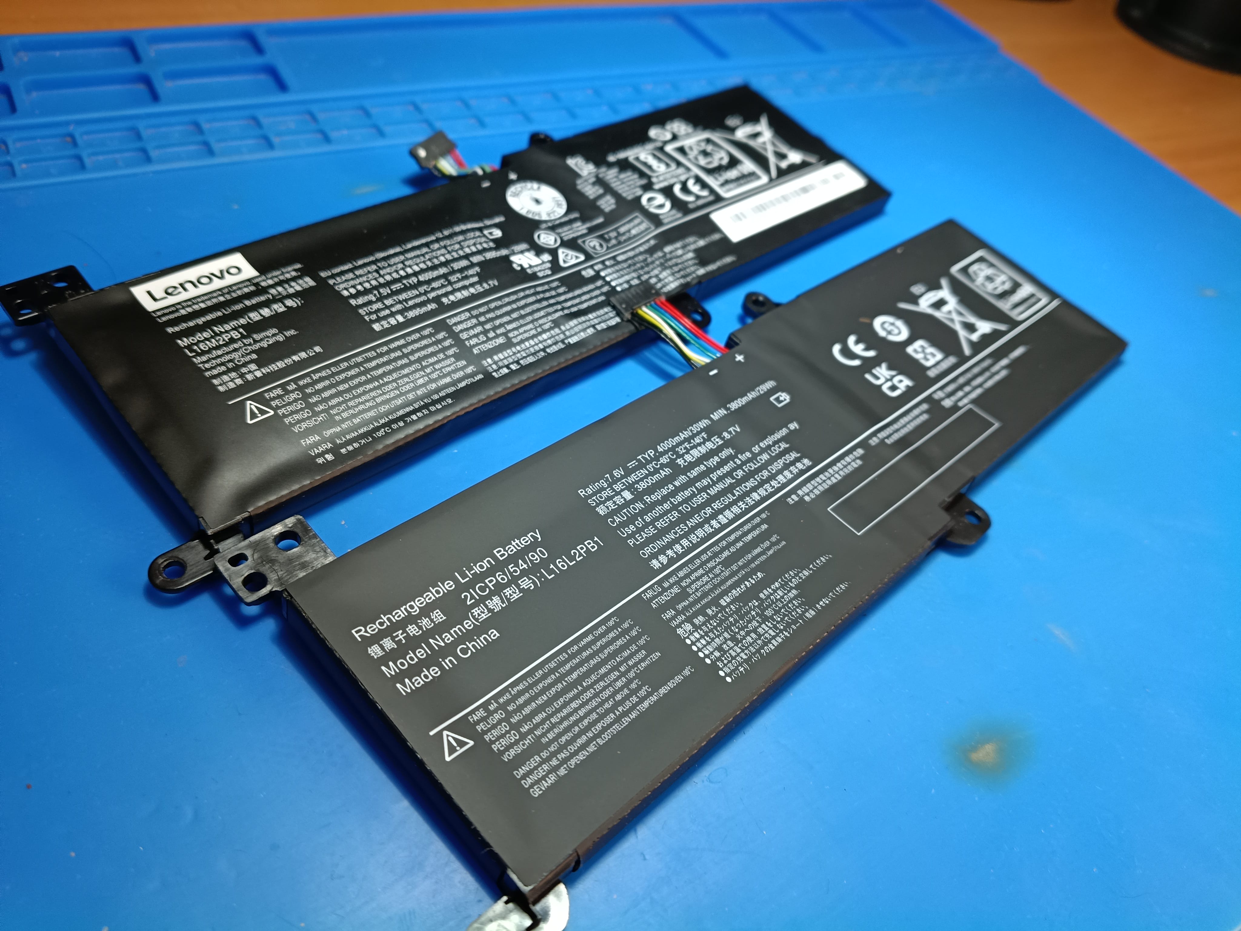 Comparación de batería inflada y batería nueva Lenovo V145-15AST