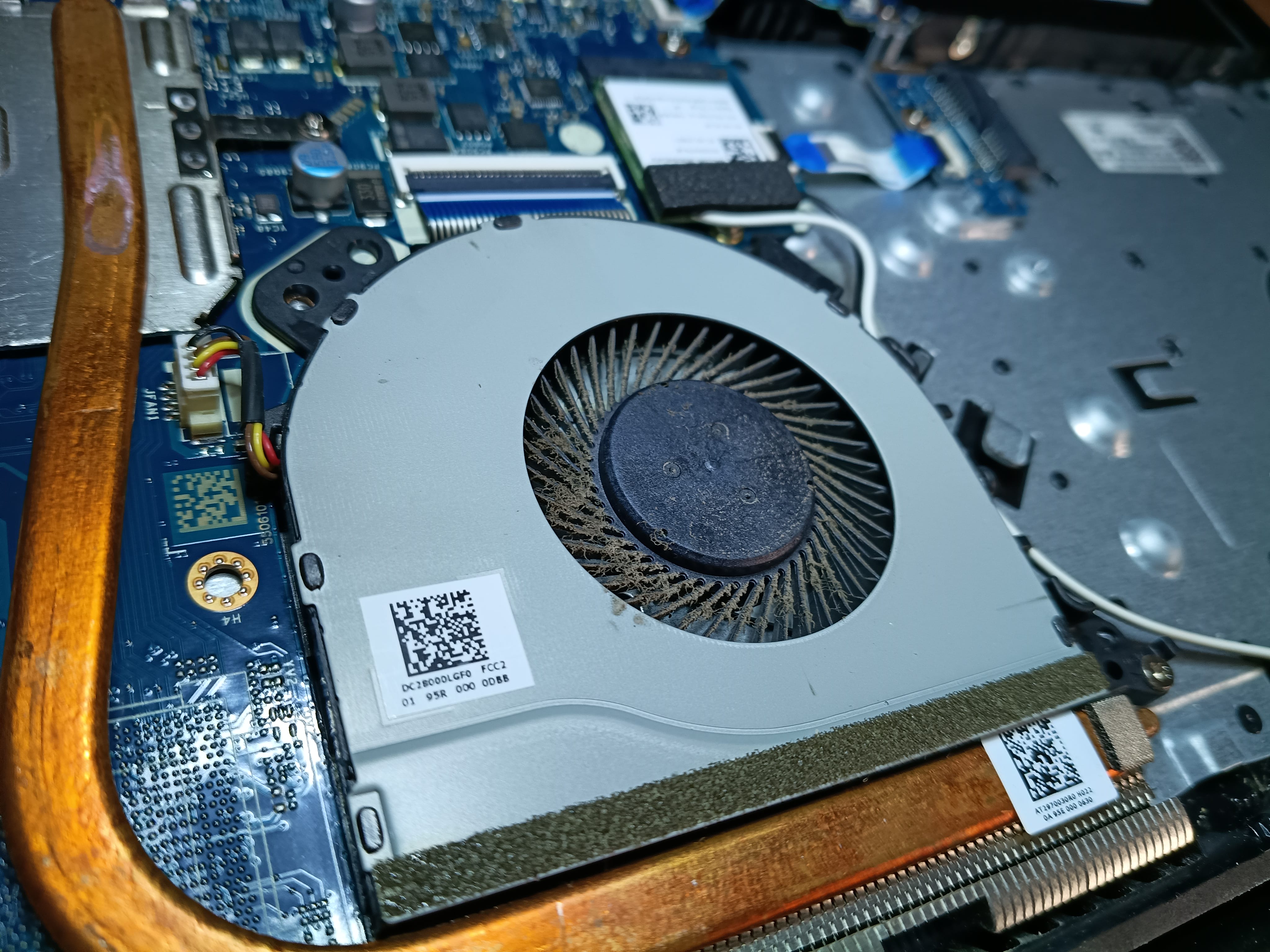 Ventilador Lenovo V145-15AST cubierto de polvo