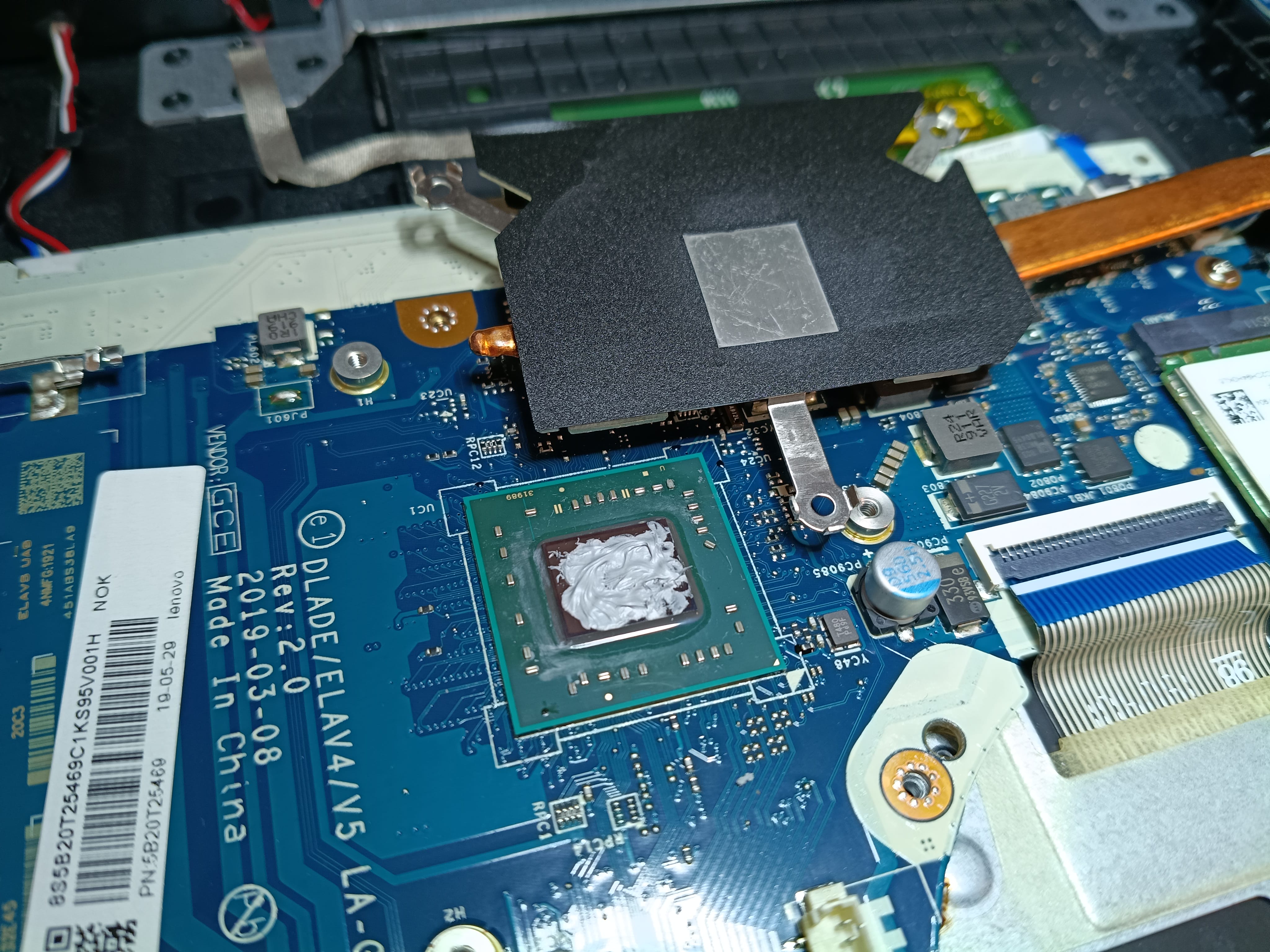 Nueva pasta térmica aplicada en Lenovo V145-15AST
