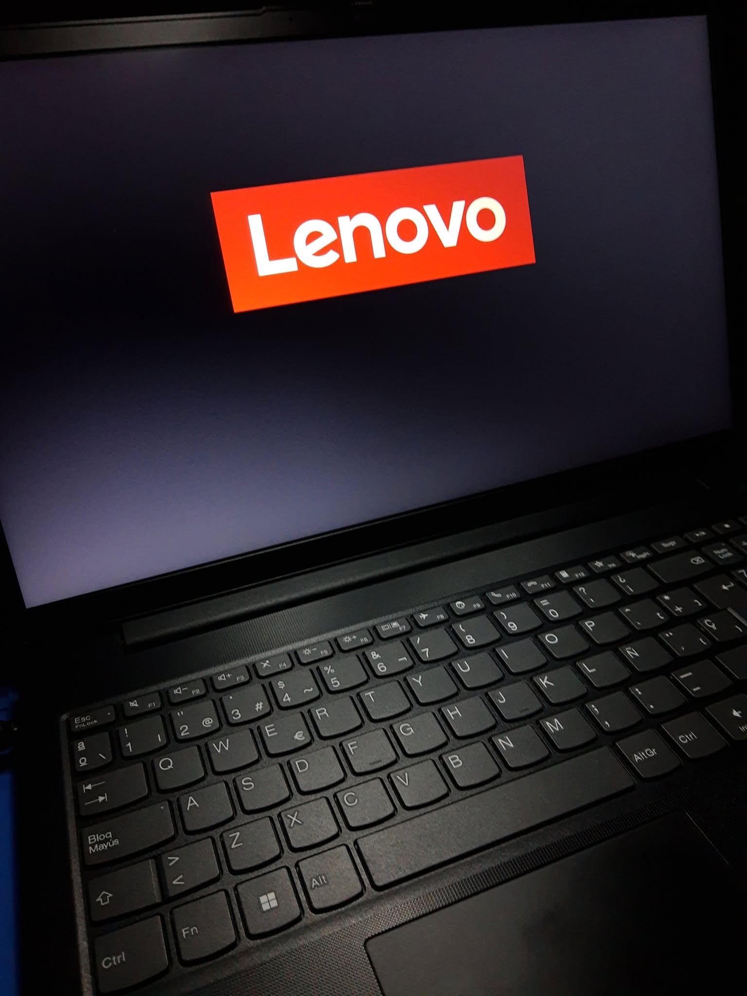 Lenovo V15 G4 recibido con un problema en el sistema de carga