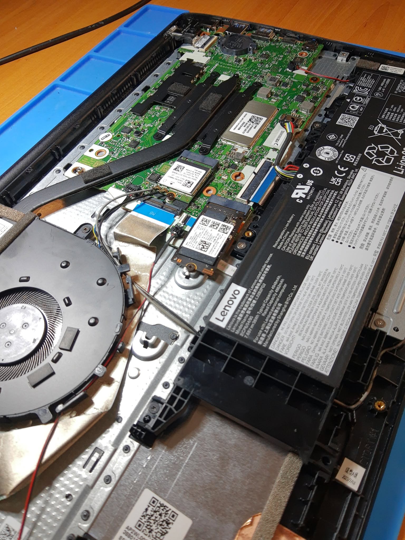 Interior del Lenovo V15 G4 durante el desmontaje