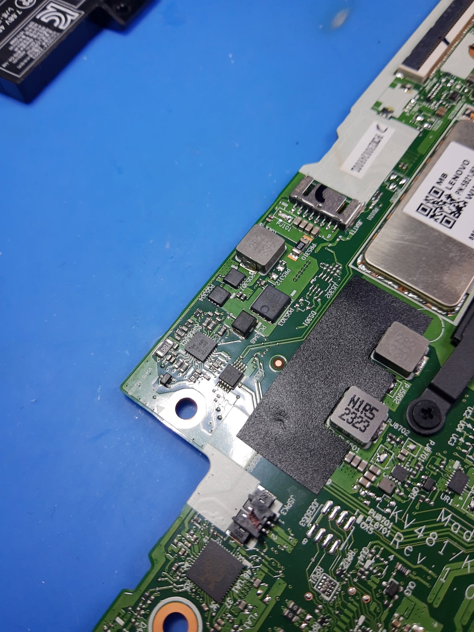 Zona del circuito de carga del Lenovo V15 G4