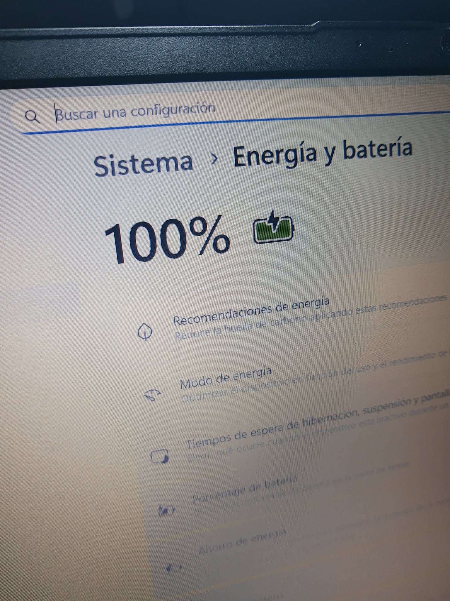 Lenovo V15 G4 cargando la batería después de reparar el MOSFET