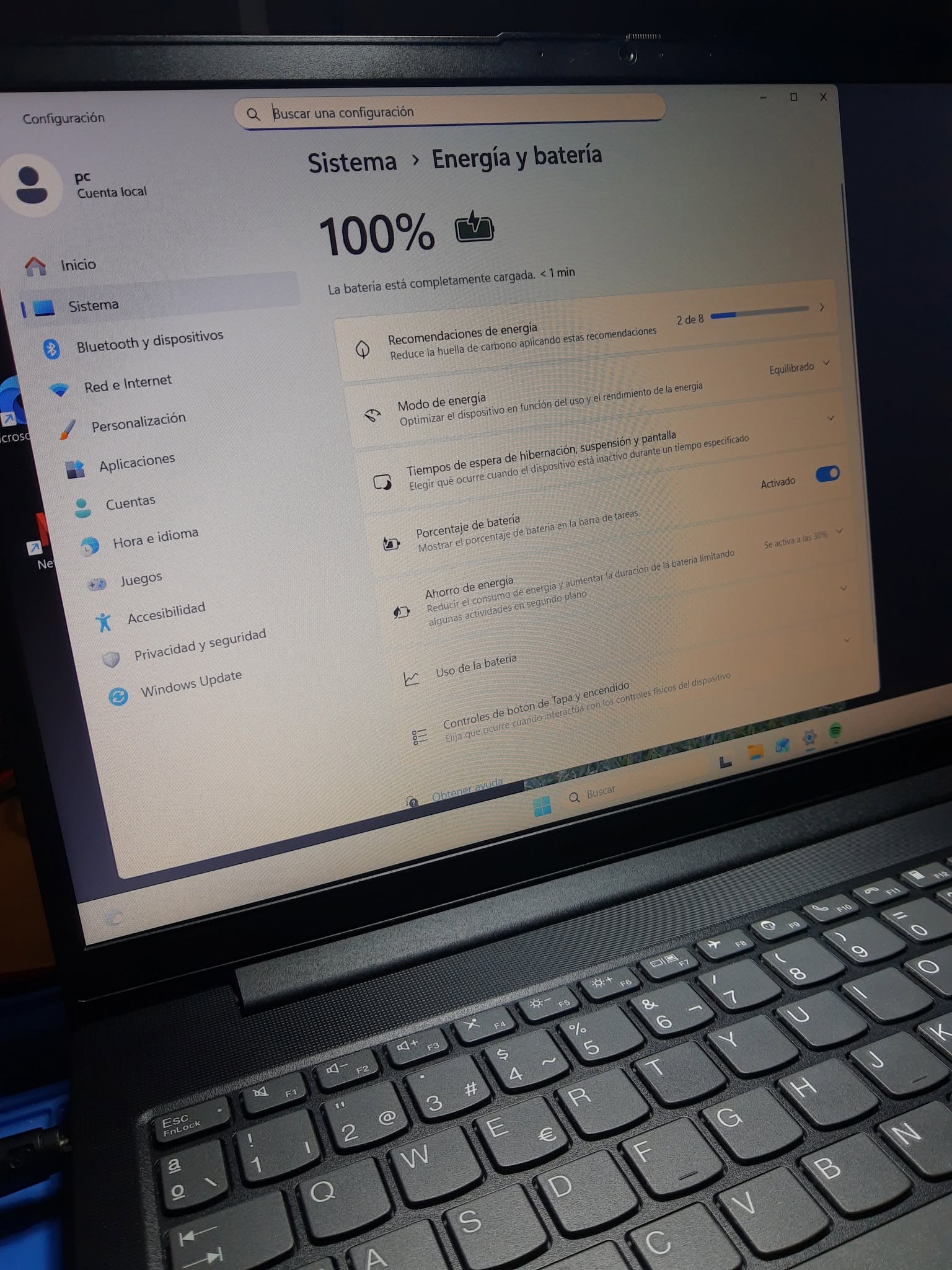 Lenovo V15 G4 con la batería cargada al 100 por ciento