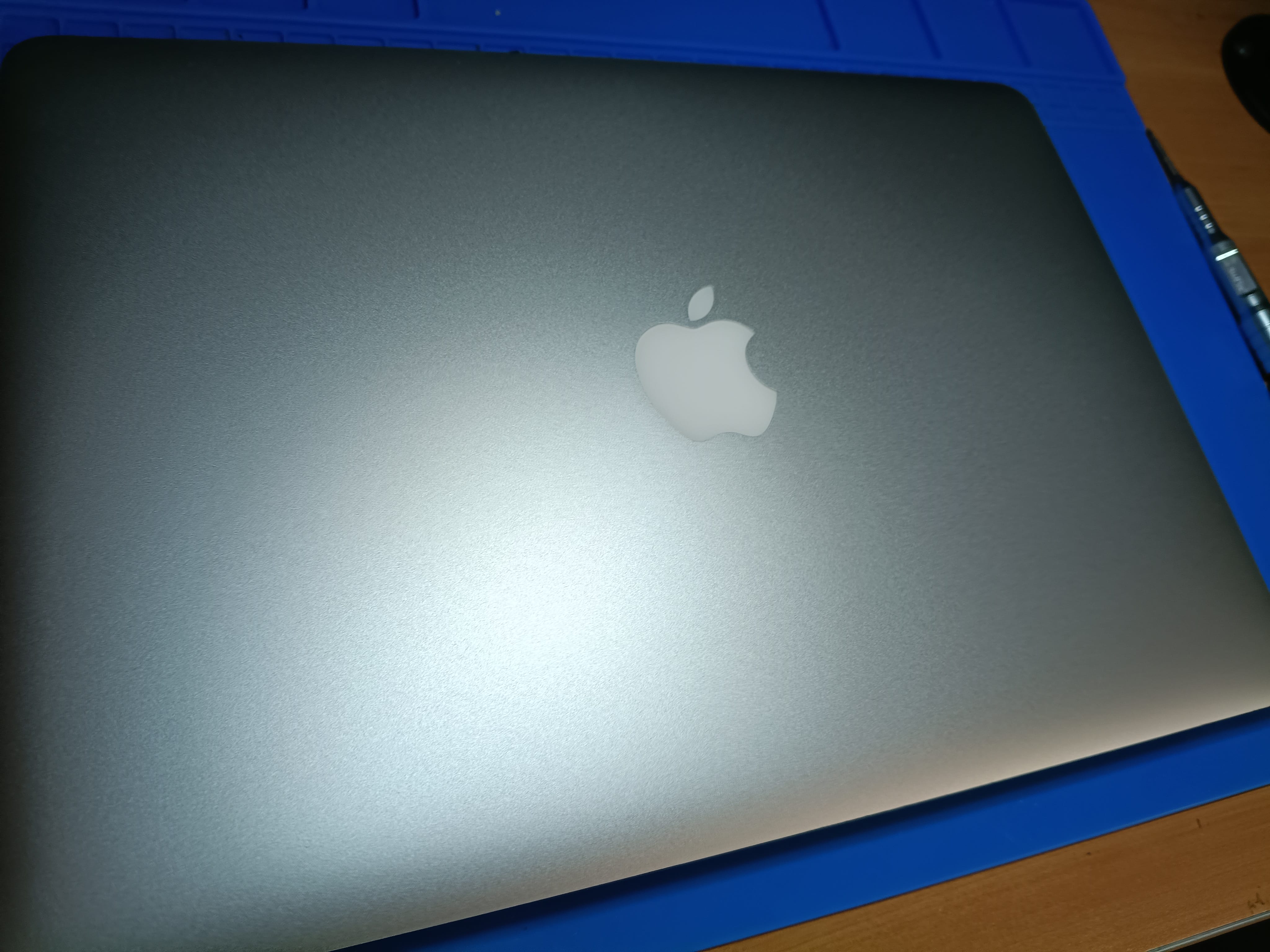 MacBook Air A1466 recibido para reparar un reinicio en bucle