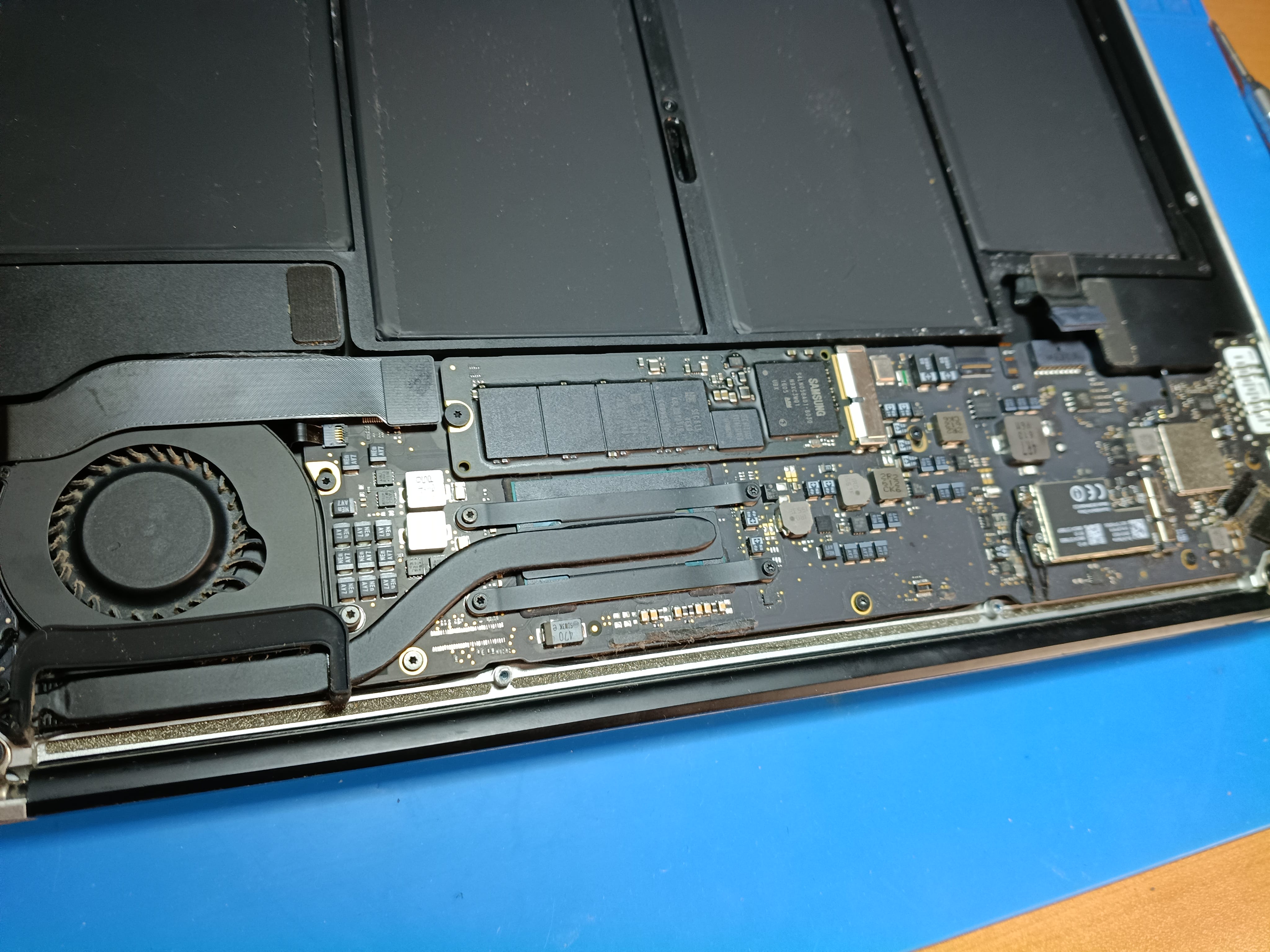 Interior del MacBook Air A1466 durante el diagnóstico