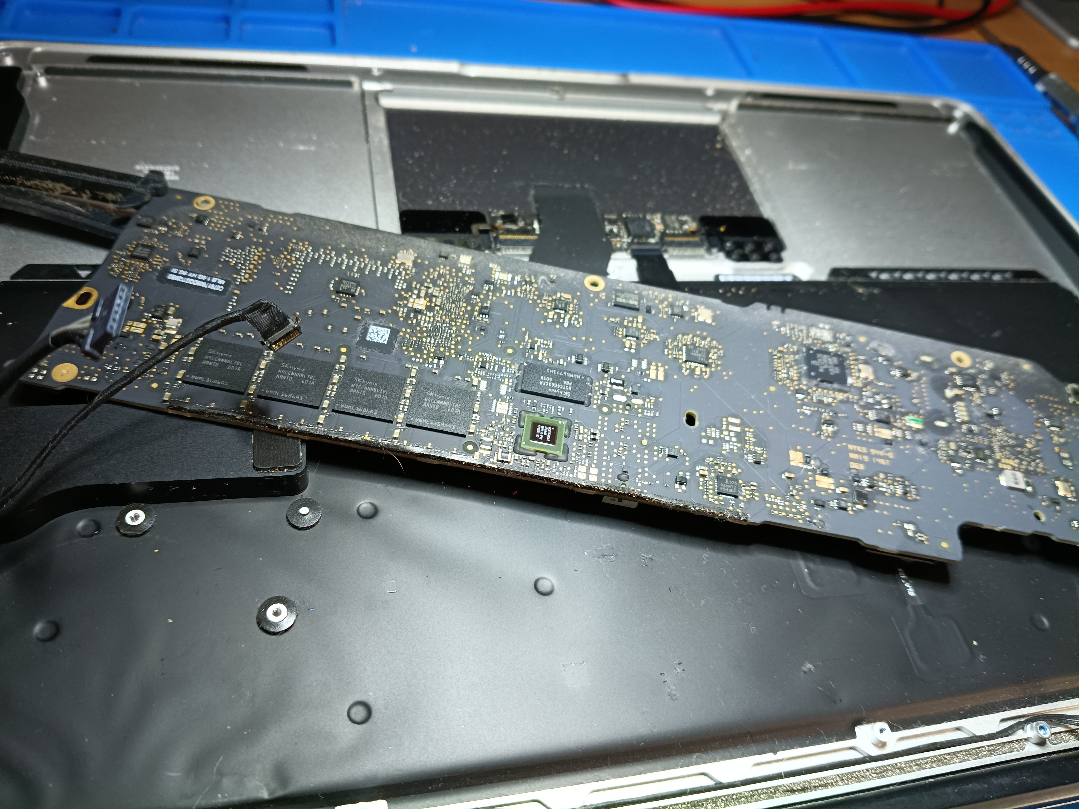 Placa base del MacBook Air A1466 retirada del equipo