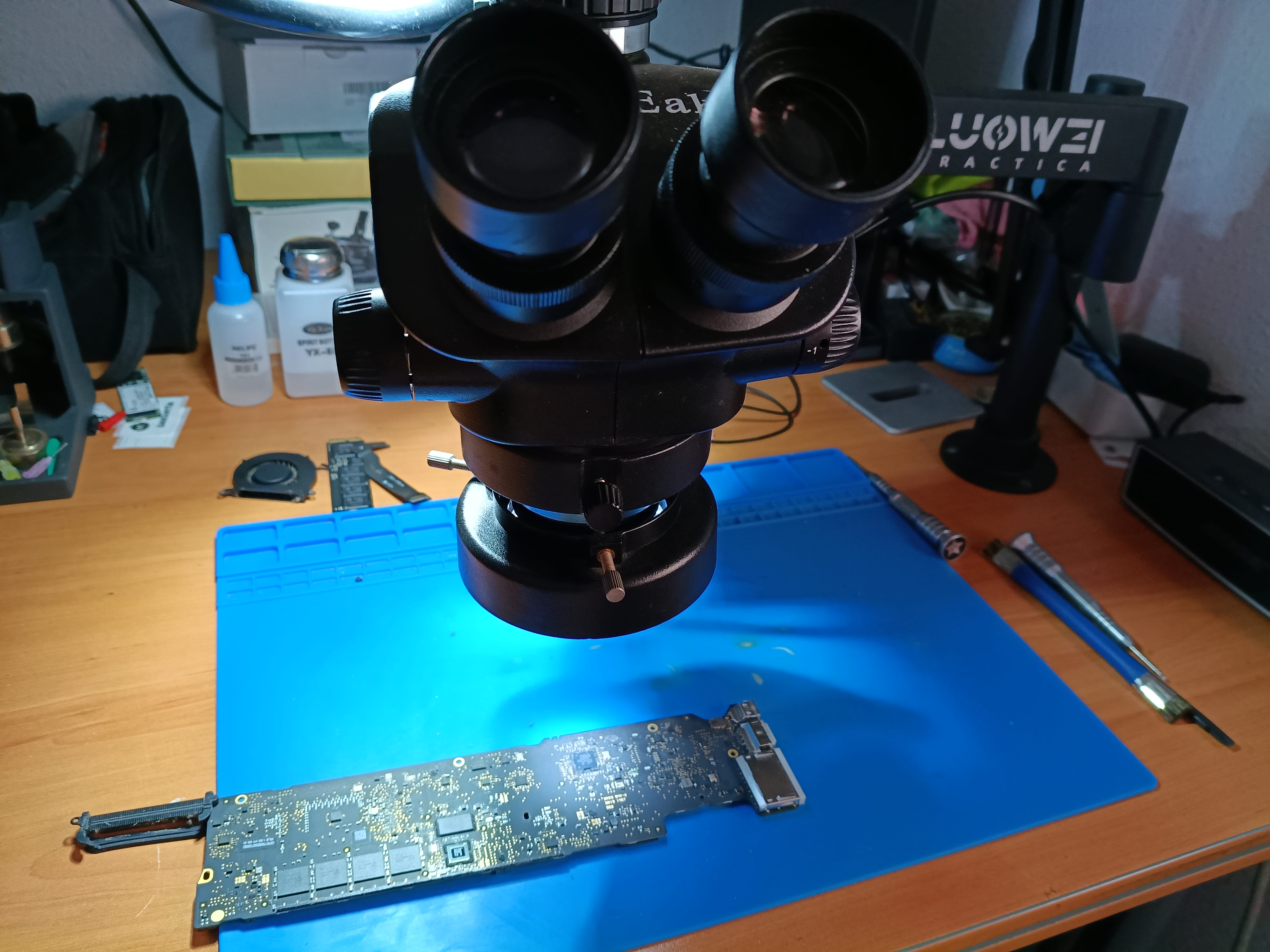Placa del MacBook Air A1466 bajo microscopio trinocular