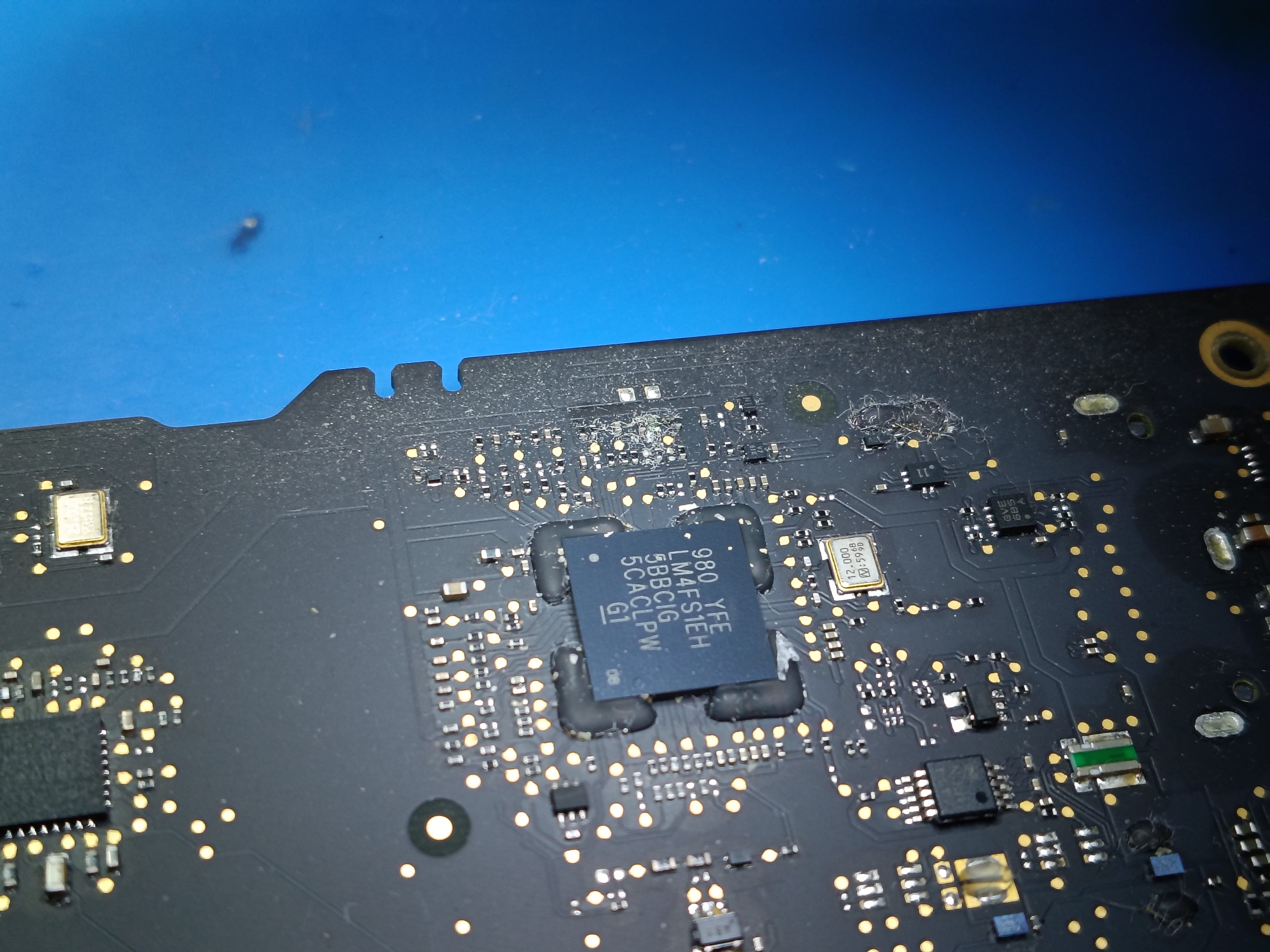 Circuito SMC del MacBook Air A1466 durante el diagnóstico