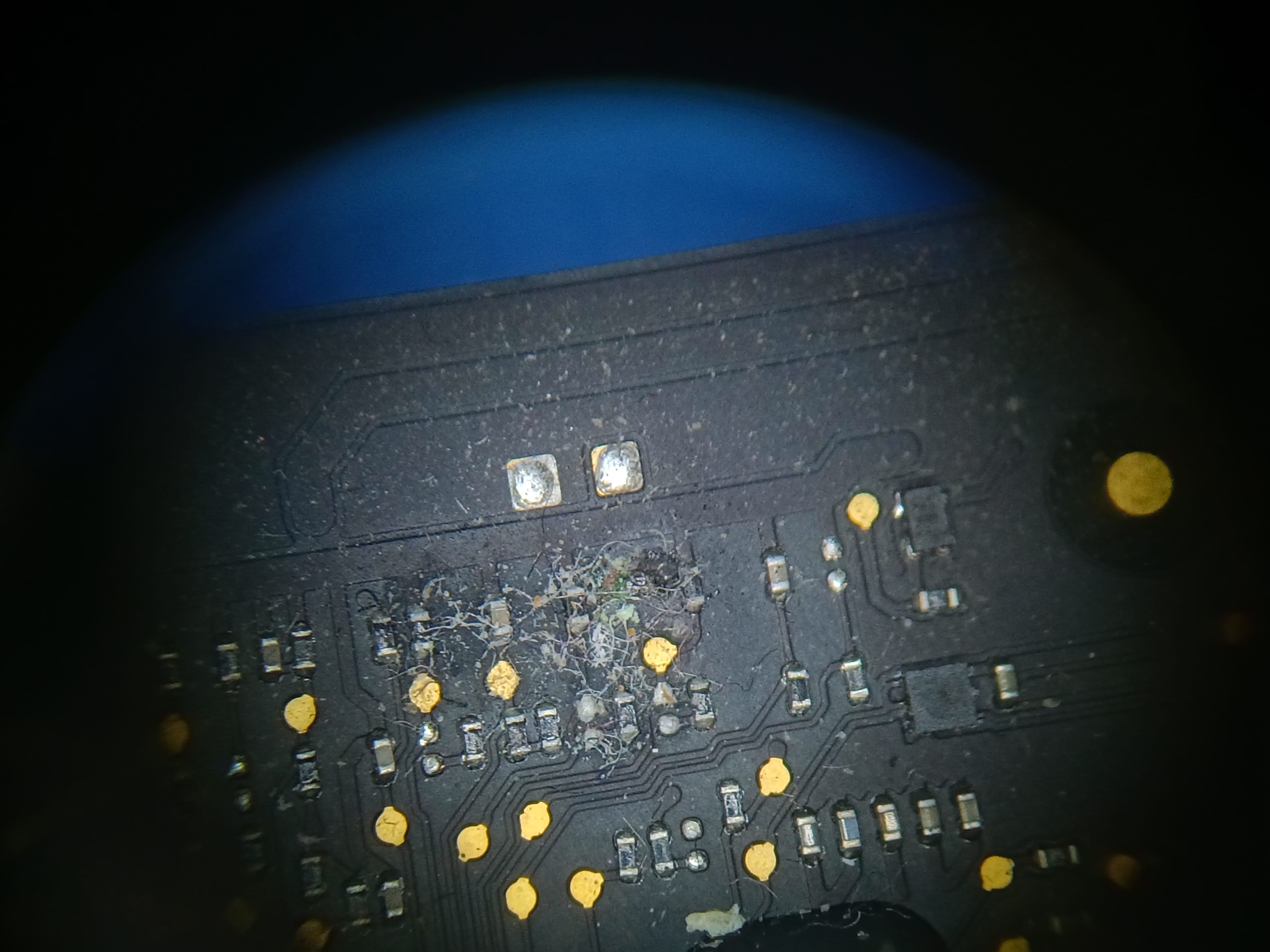 Corrosión en resistencias del circuito SMC del MacBook Air A1466