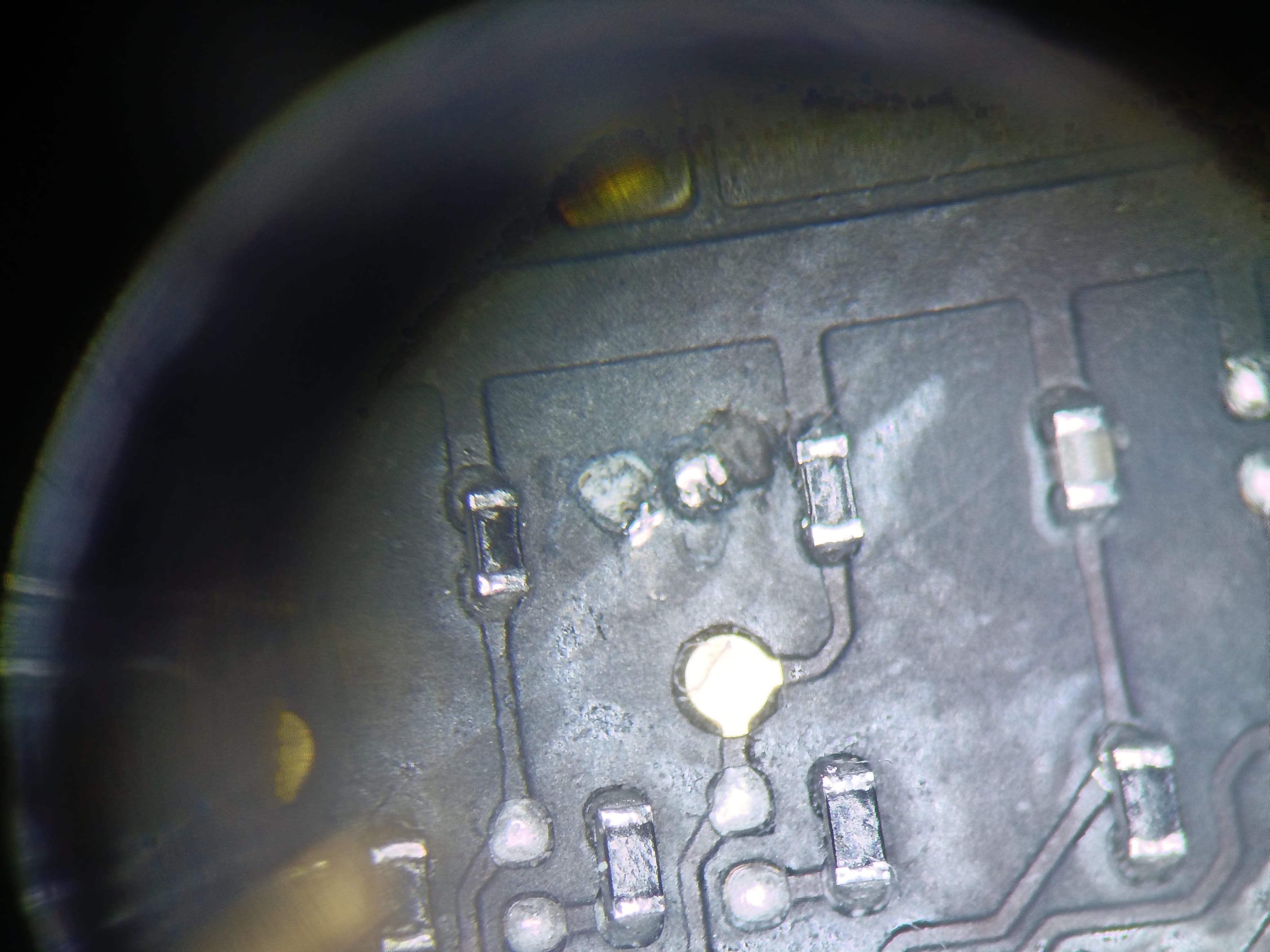 Pads corroídos en la placa base del MacBook Air A1466