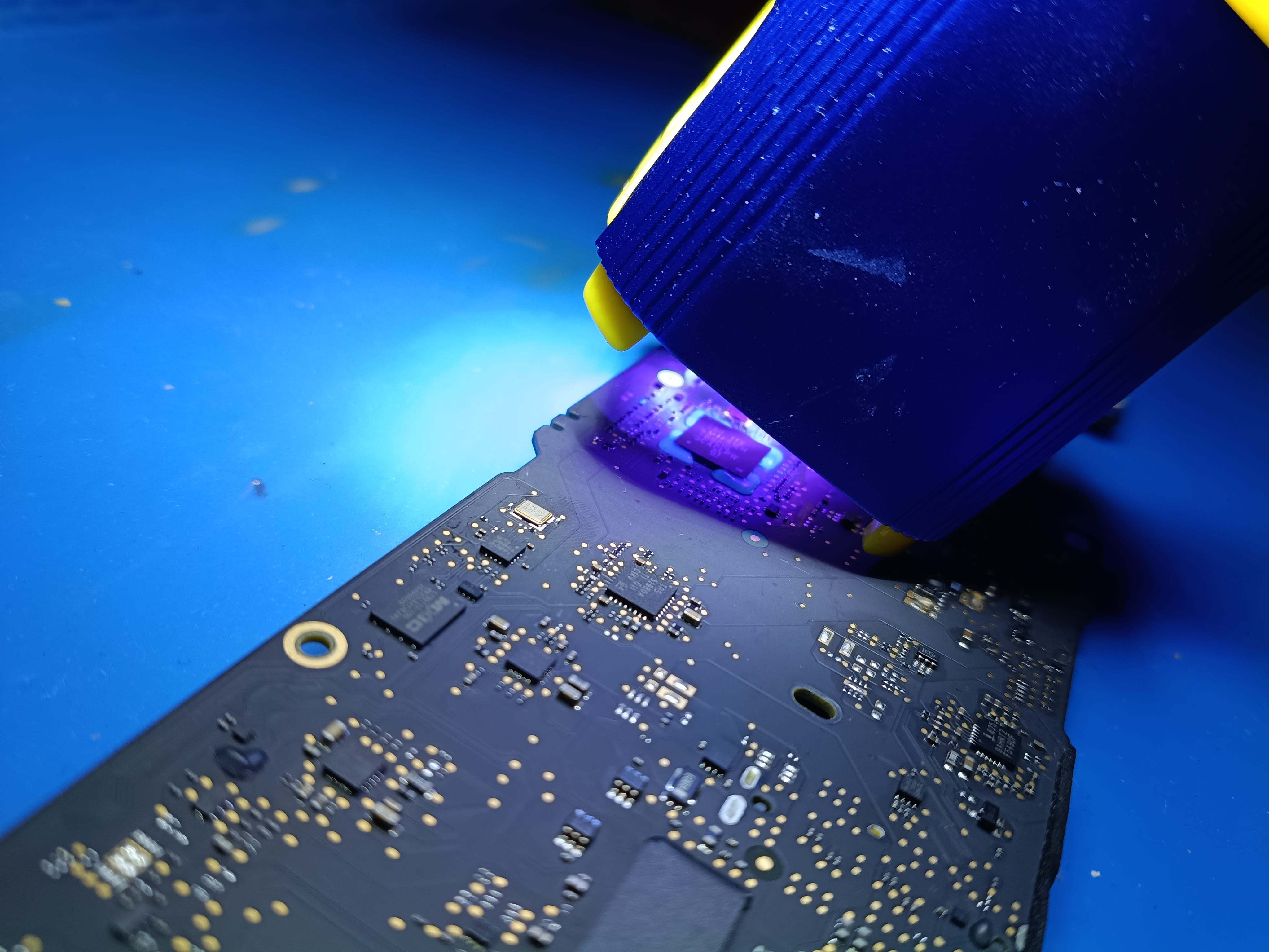 Reconstrucción de pads en la placa del MacBook Air A1466