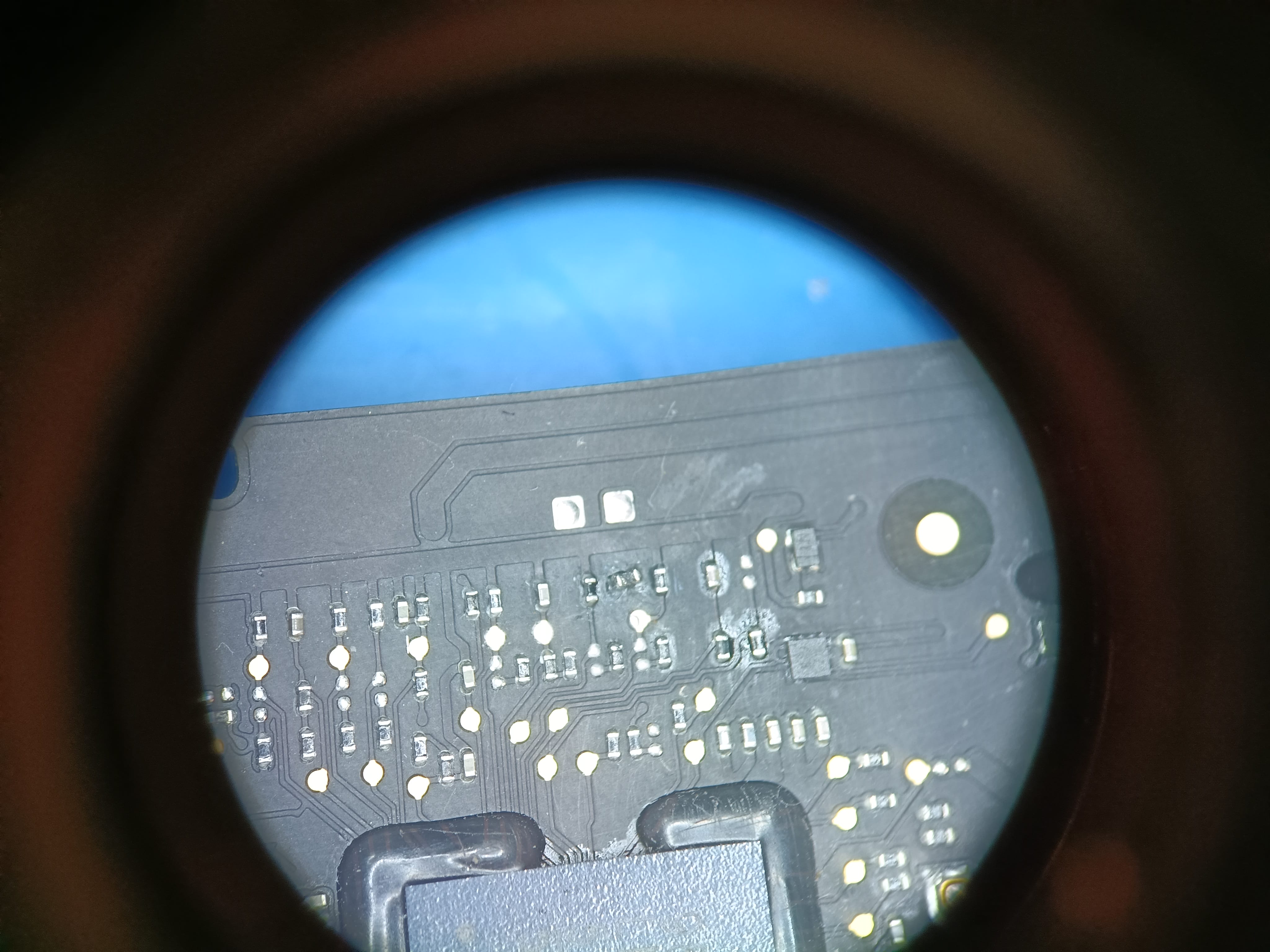 Zona reparada y resistencia R5100 sustituida en MacBook Air A1466
