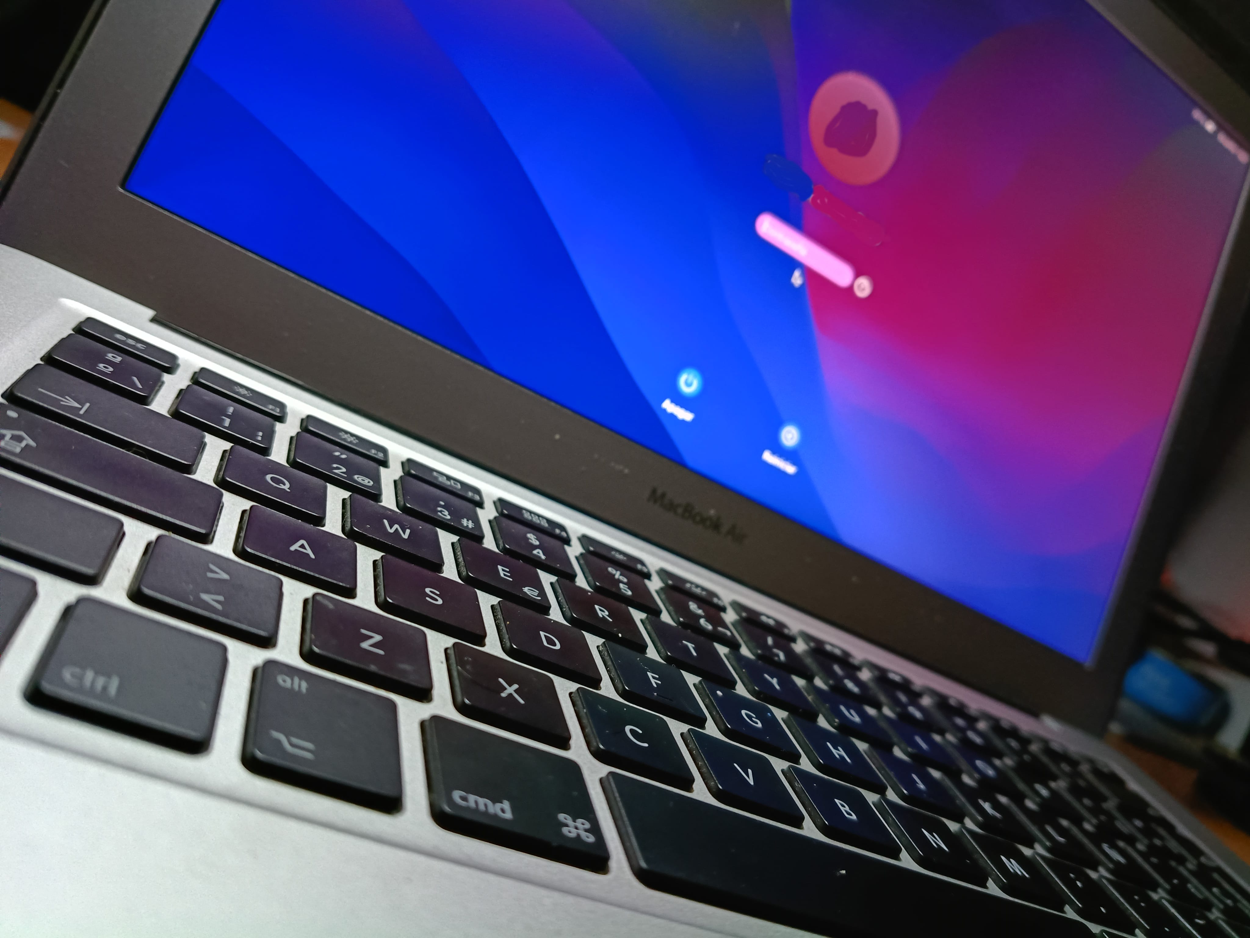 MacBook Air A1466 funcionando después de reparar la corrosión del circuito SMC