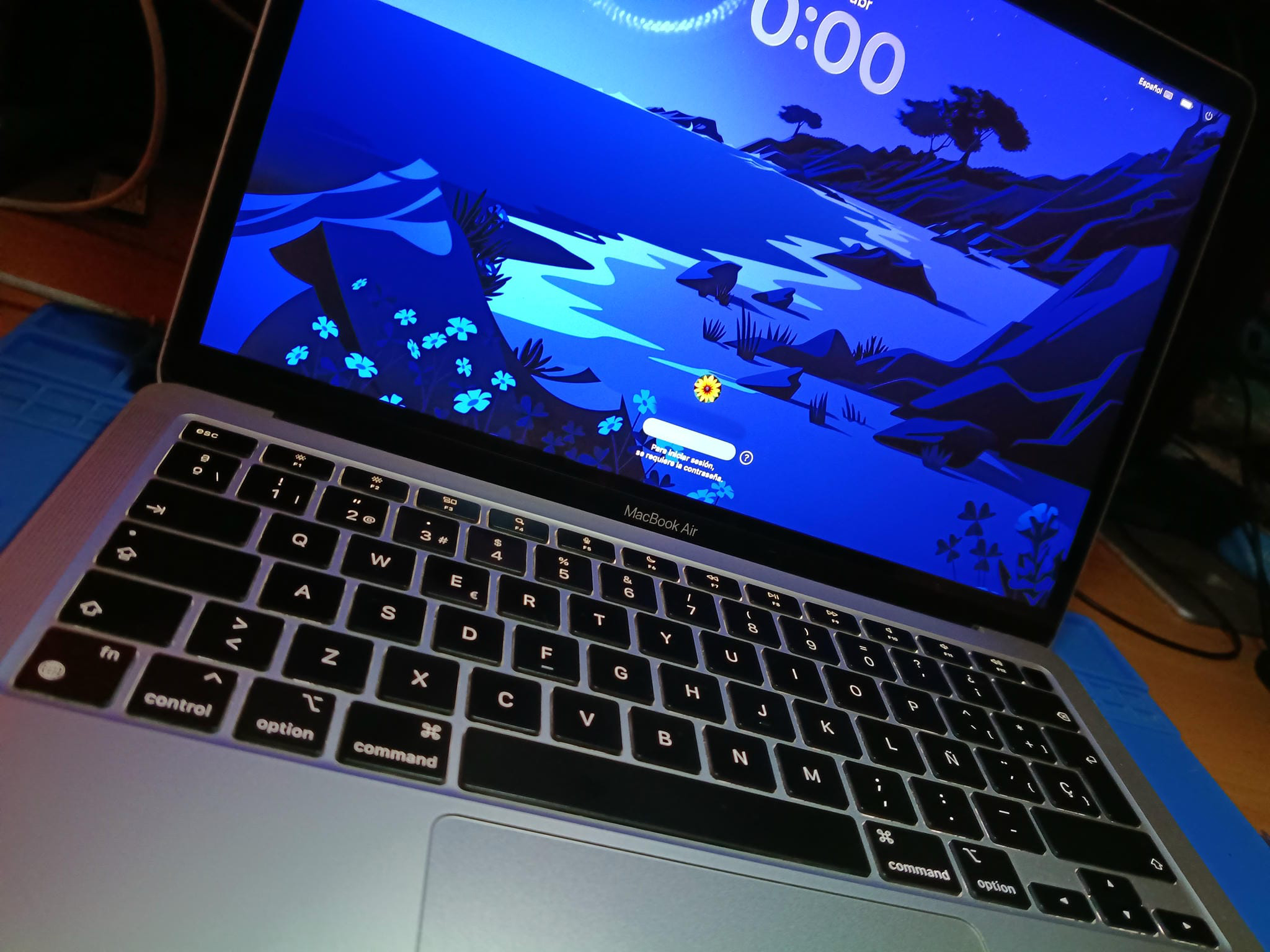 MacBook Air A2337 funcionando después de reparar cortocircuito en PPVBUS_USBC0