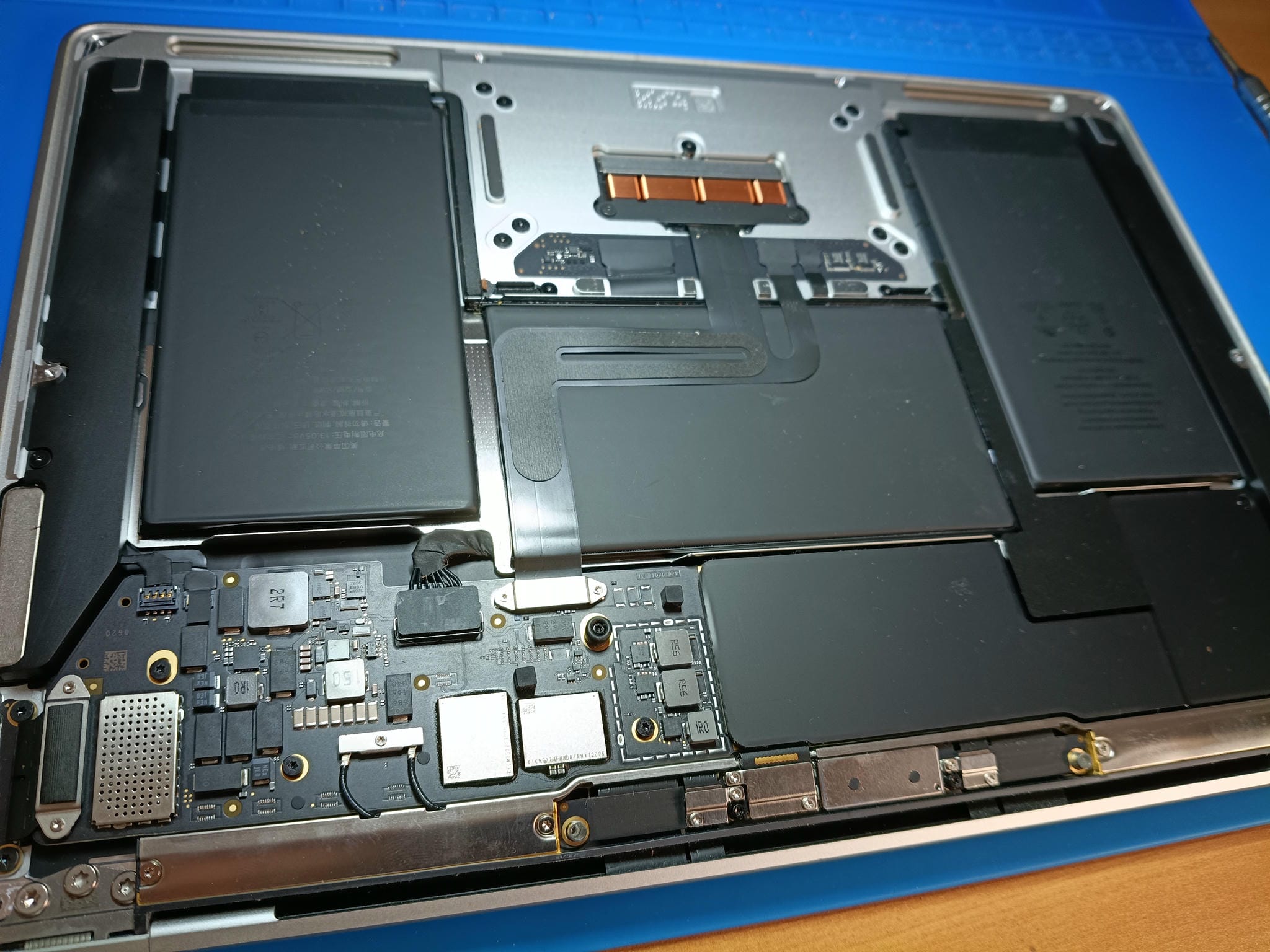 Interior del MacBook Air A2337 con la tapa inferior retirada