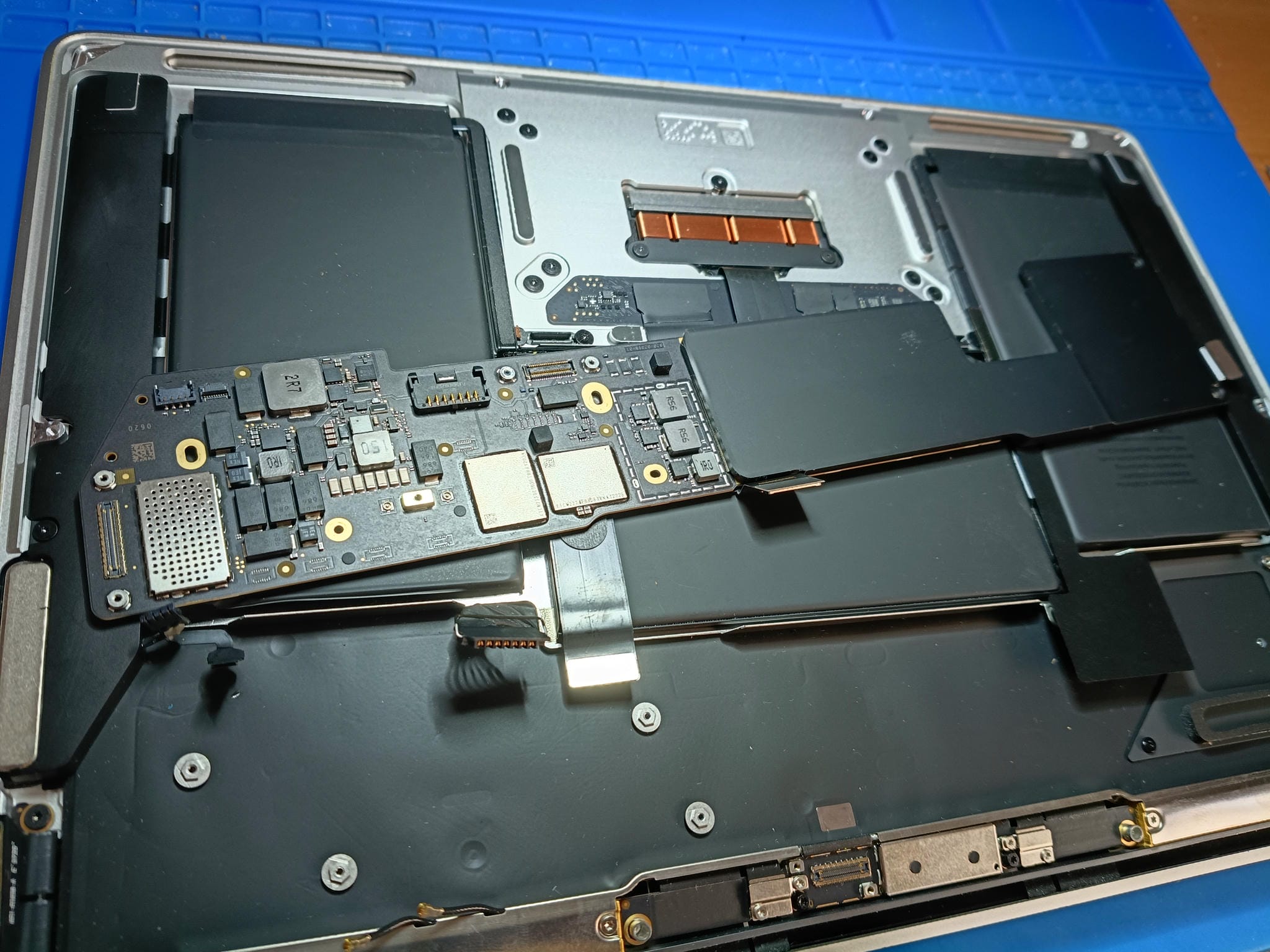 Placa base del MacBook Air A2337 durante el desmontaje