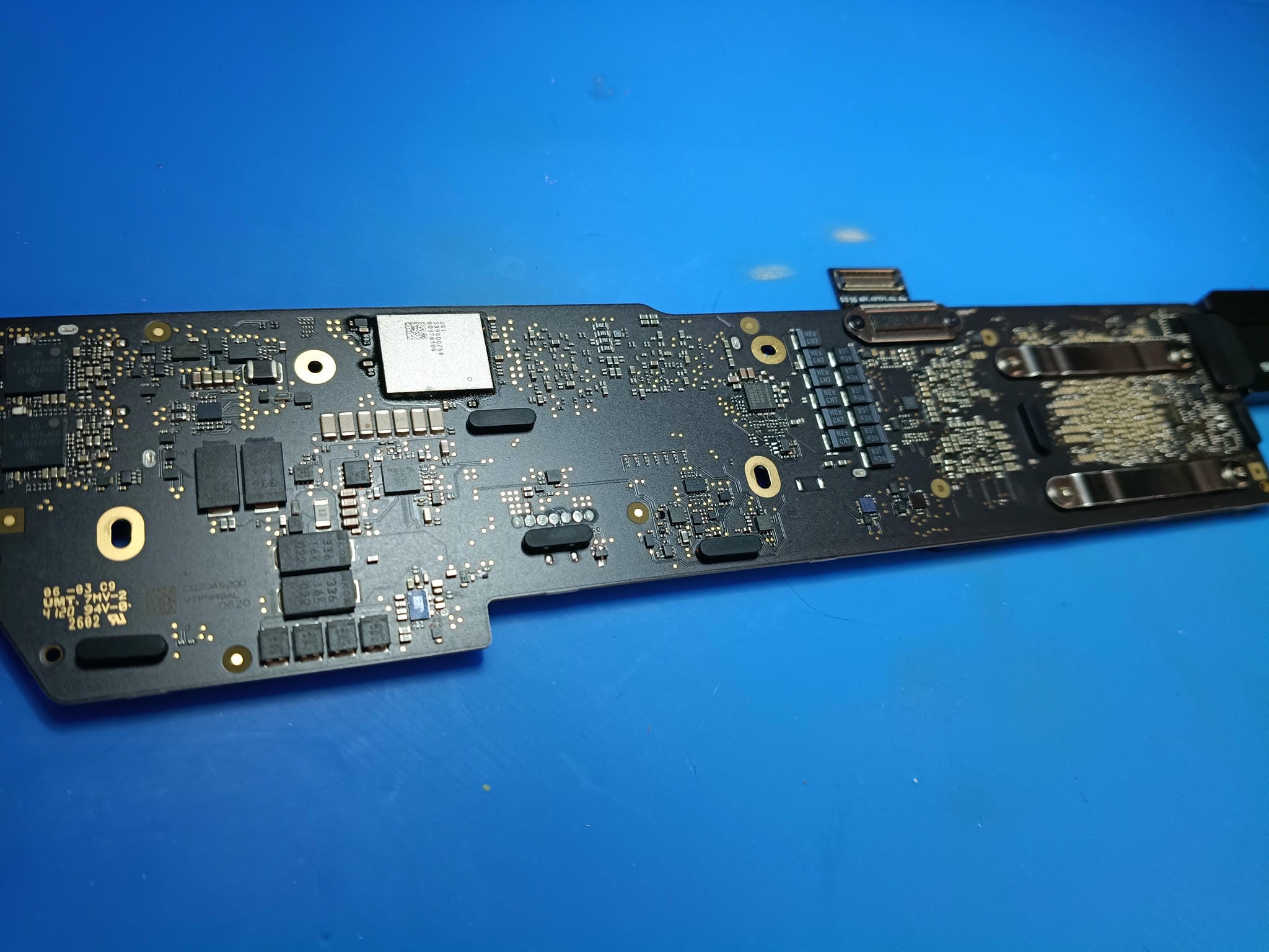 Placa base del MacBook Air A2337 retirada para diagnóstico electrónico