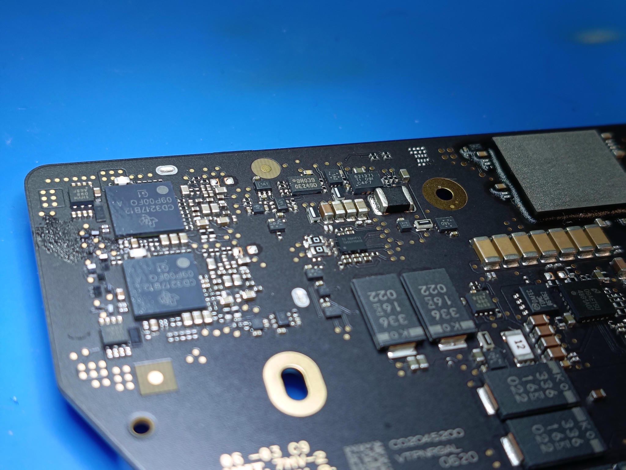 Componentes de la placa base del MacBook Air A2337 durante el diagnóstico