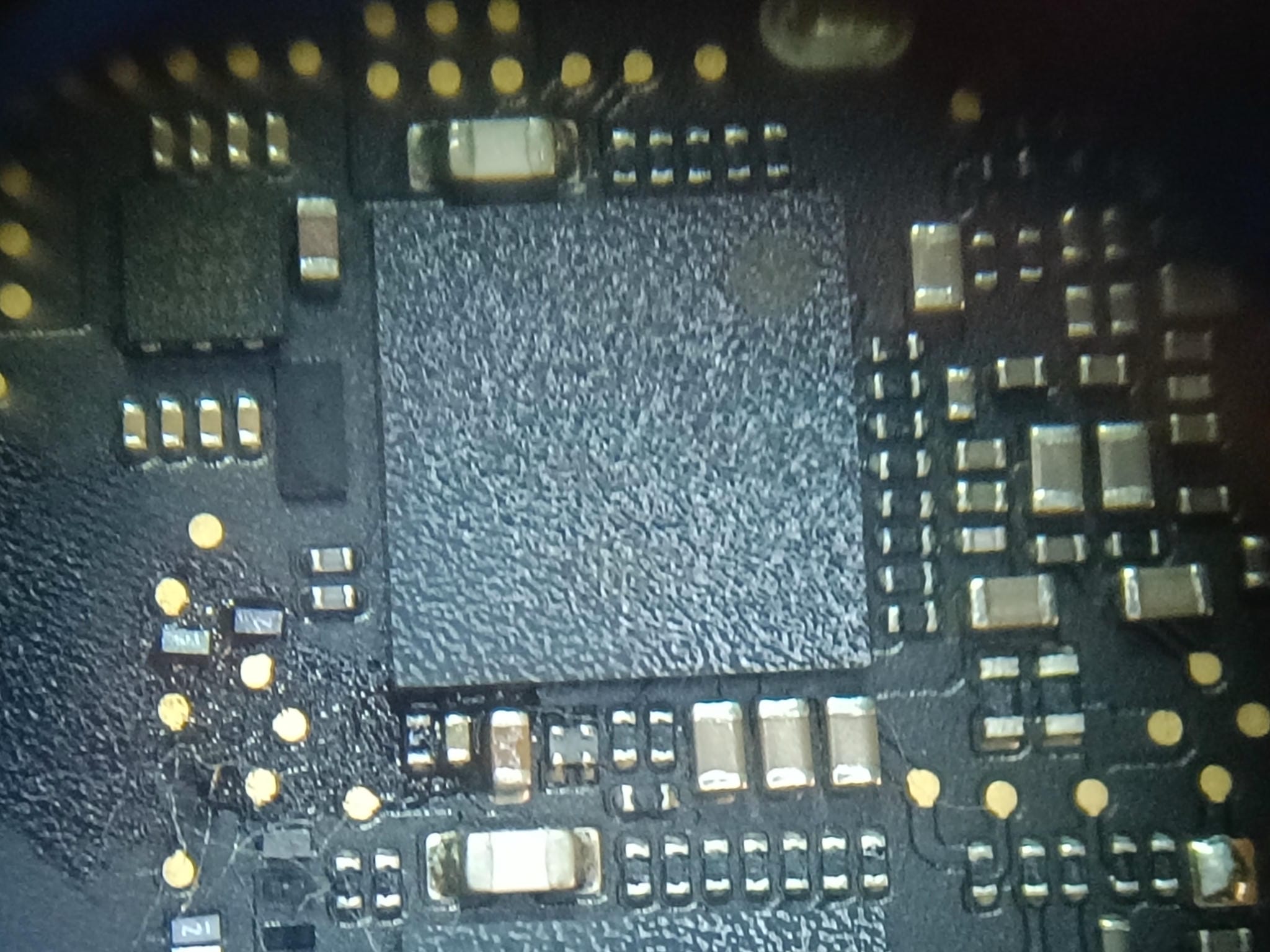 Detalle bajo aumento de la placa base del MacBook Air A2337