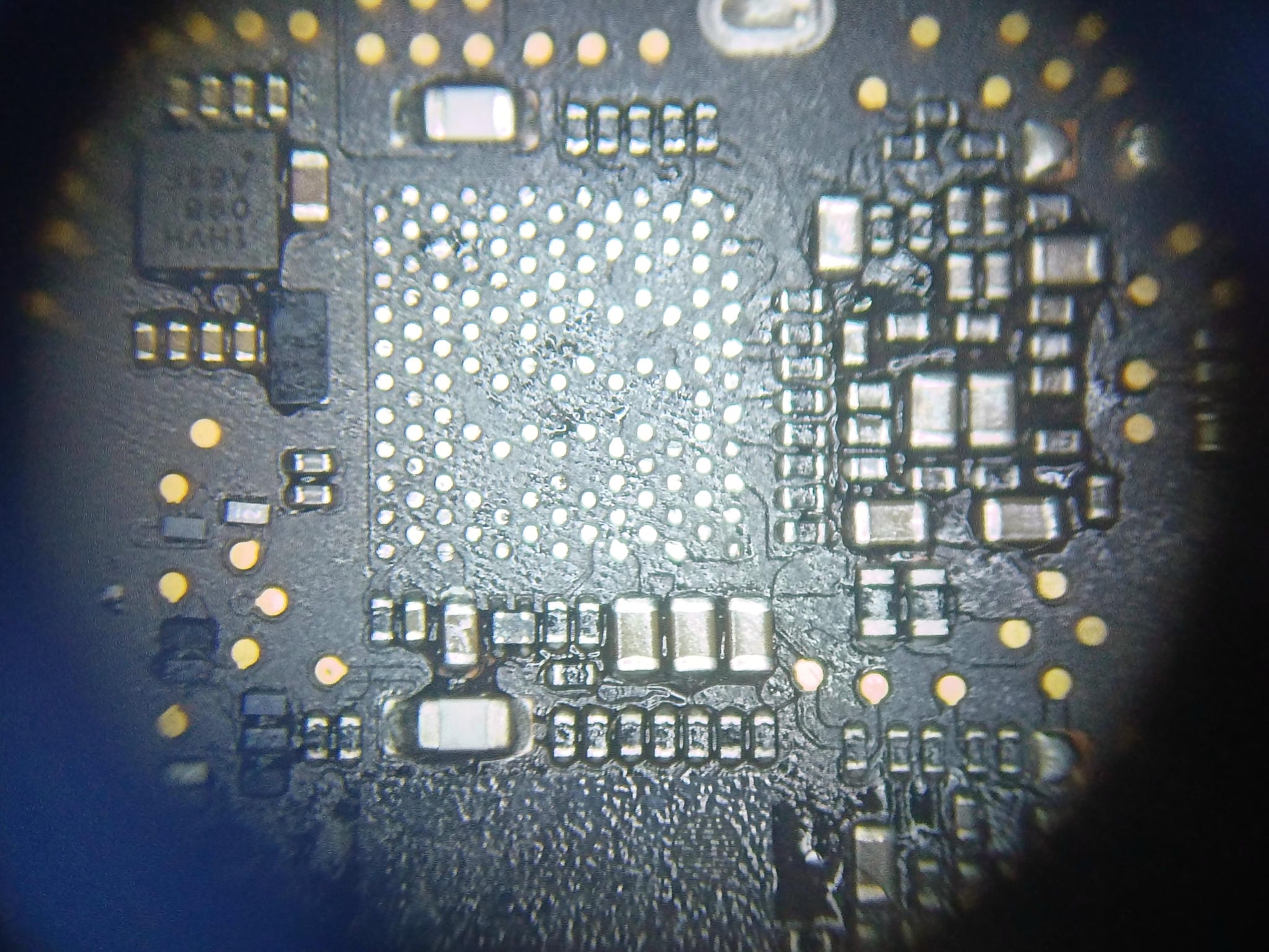 Zona de la placa base del MacBook Air A2337 con controlador retirado
