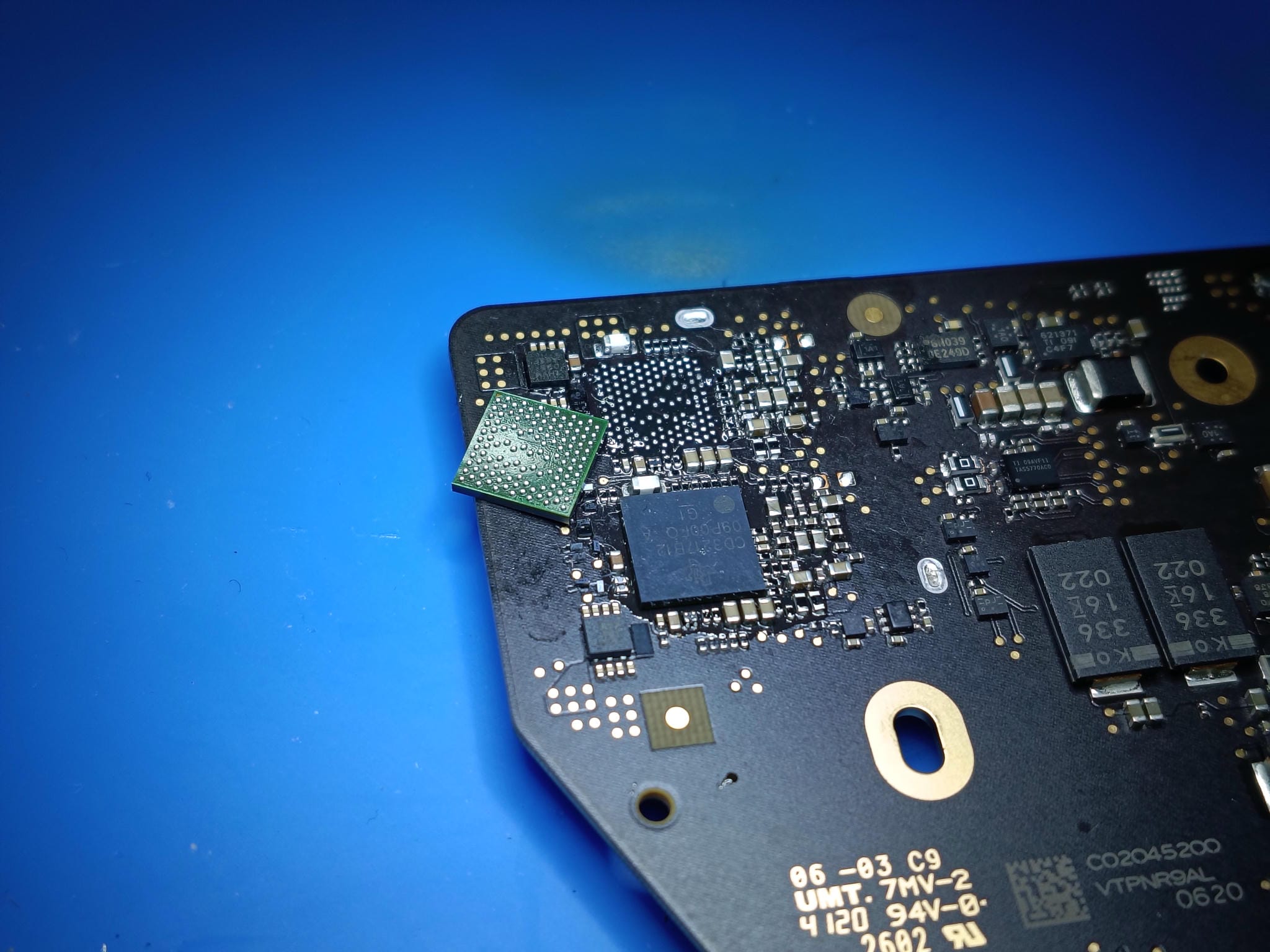 Componente retirado durante la reparación del MacBook Air A2337