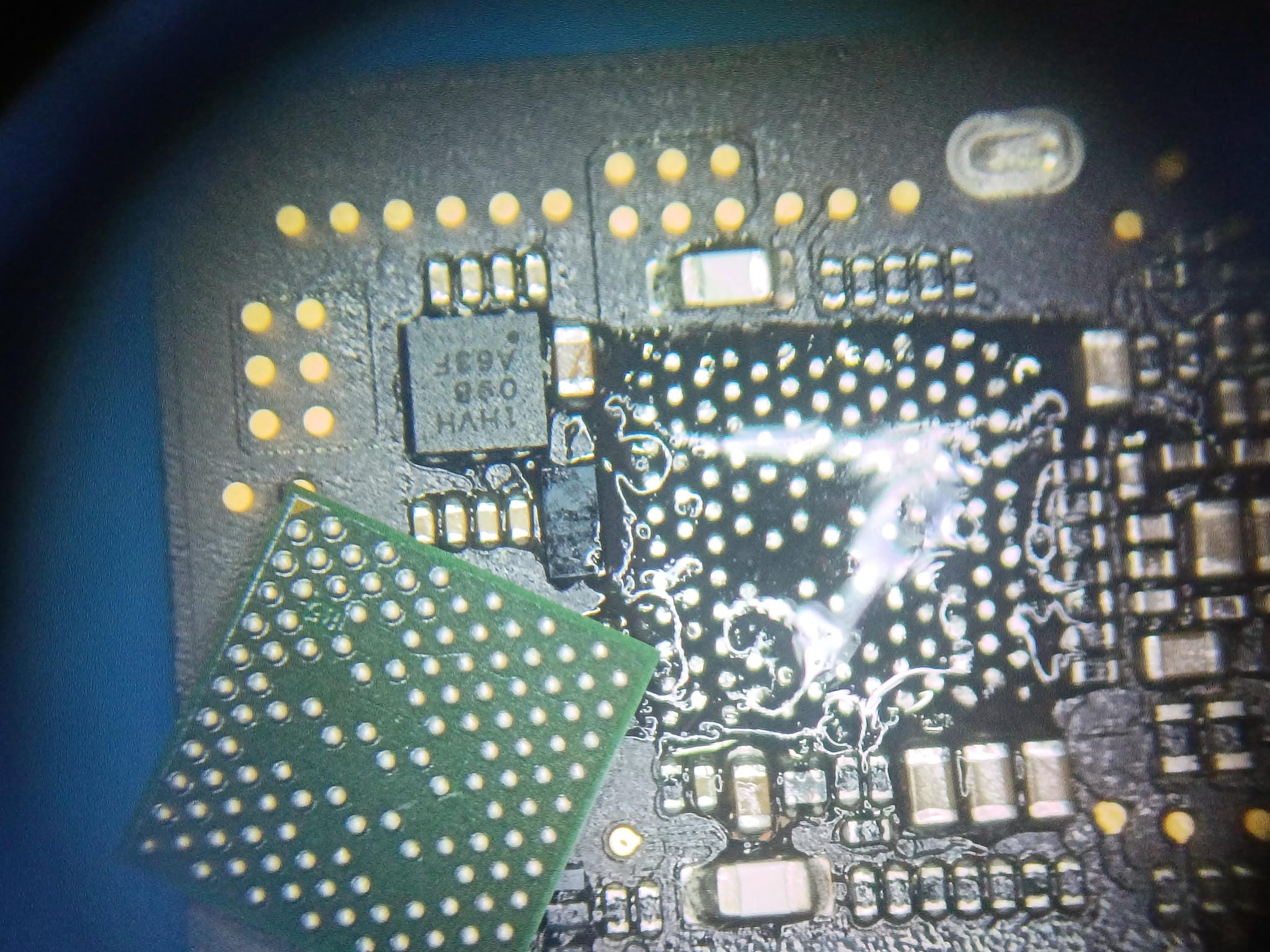Zona del controlador durante la reparación de la placa base del MacBook Air A2337