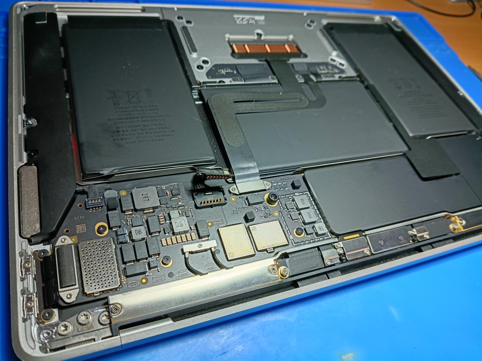 Placa base del MacBook Air A2337 instalada nuevamente después de la reparación