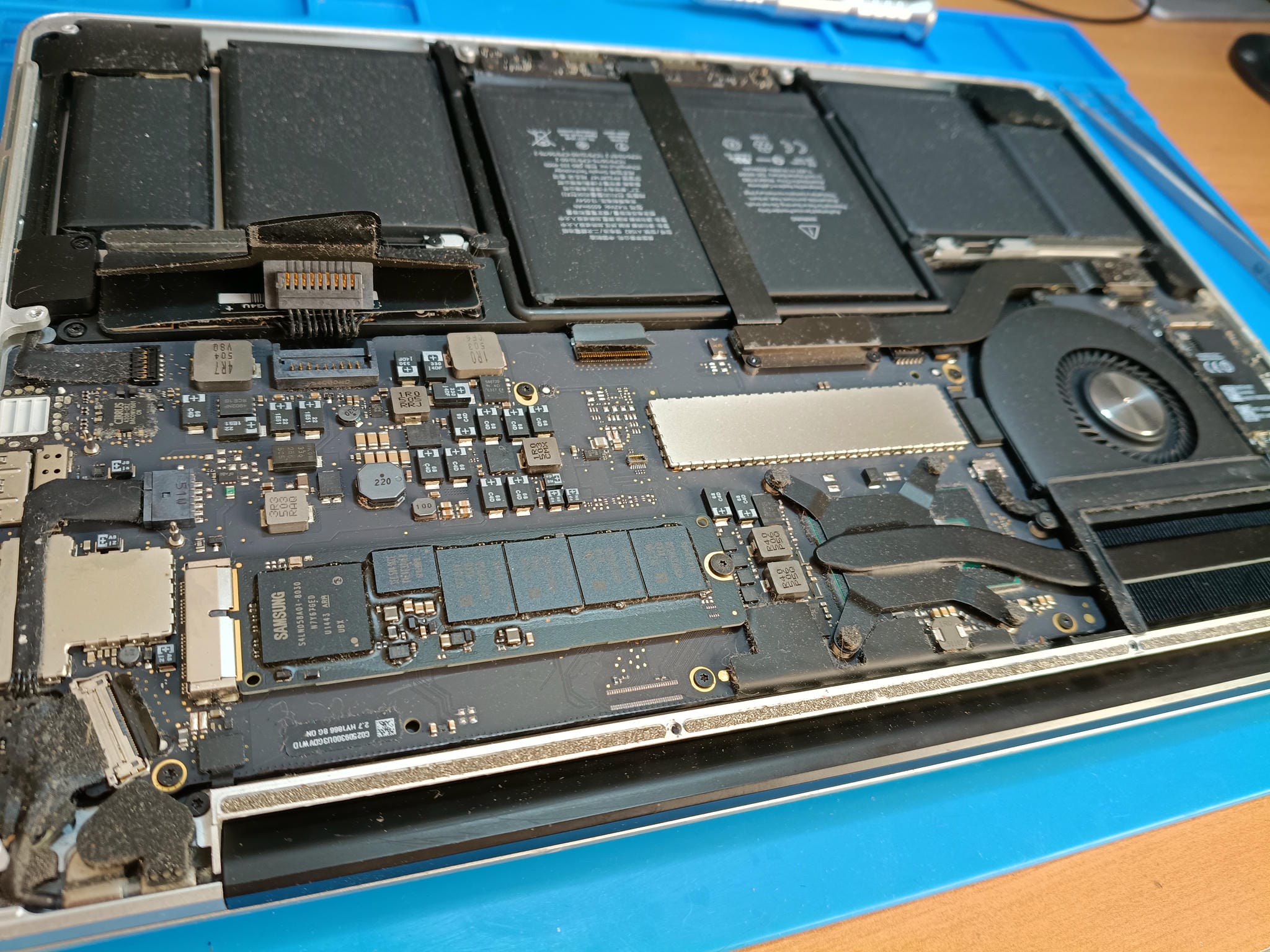 Interior del MacBook Pro A1502 con placa base instalada