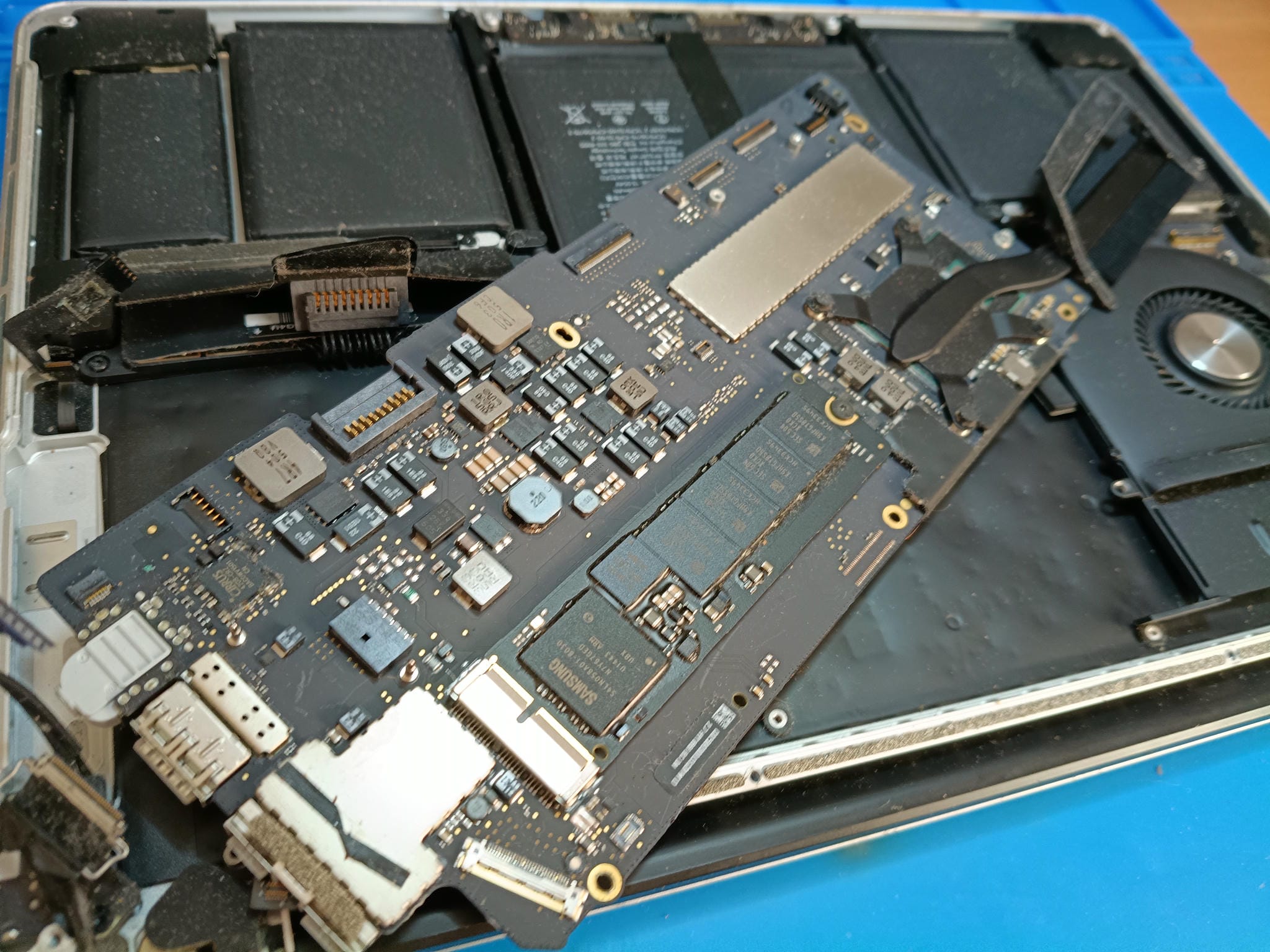 Placa base del MacBook Pro A1502 durante el desmontaje