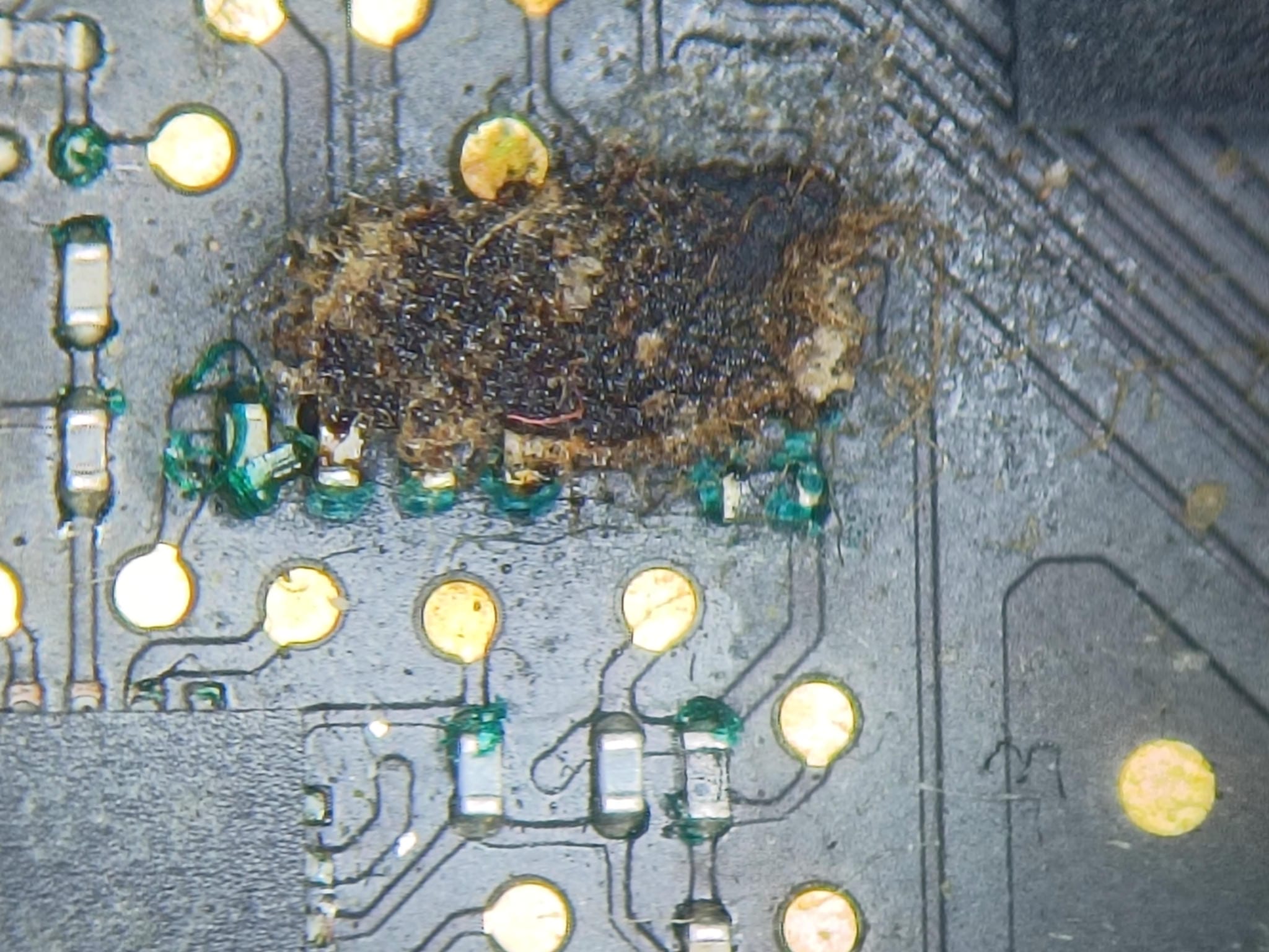 Corrosión provocada por humedad en placa base MacBook Pro A1502