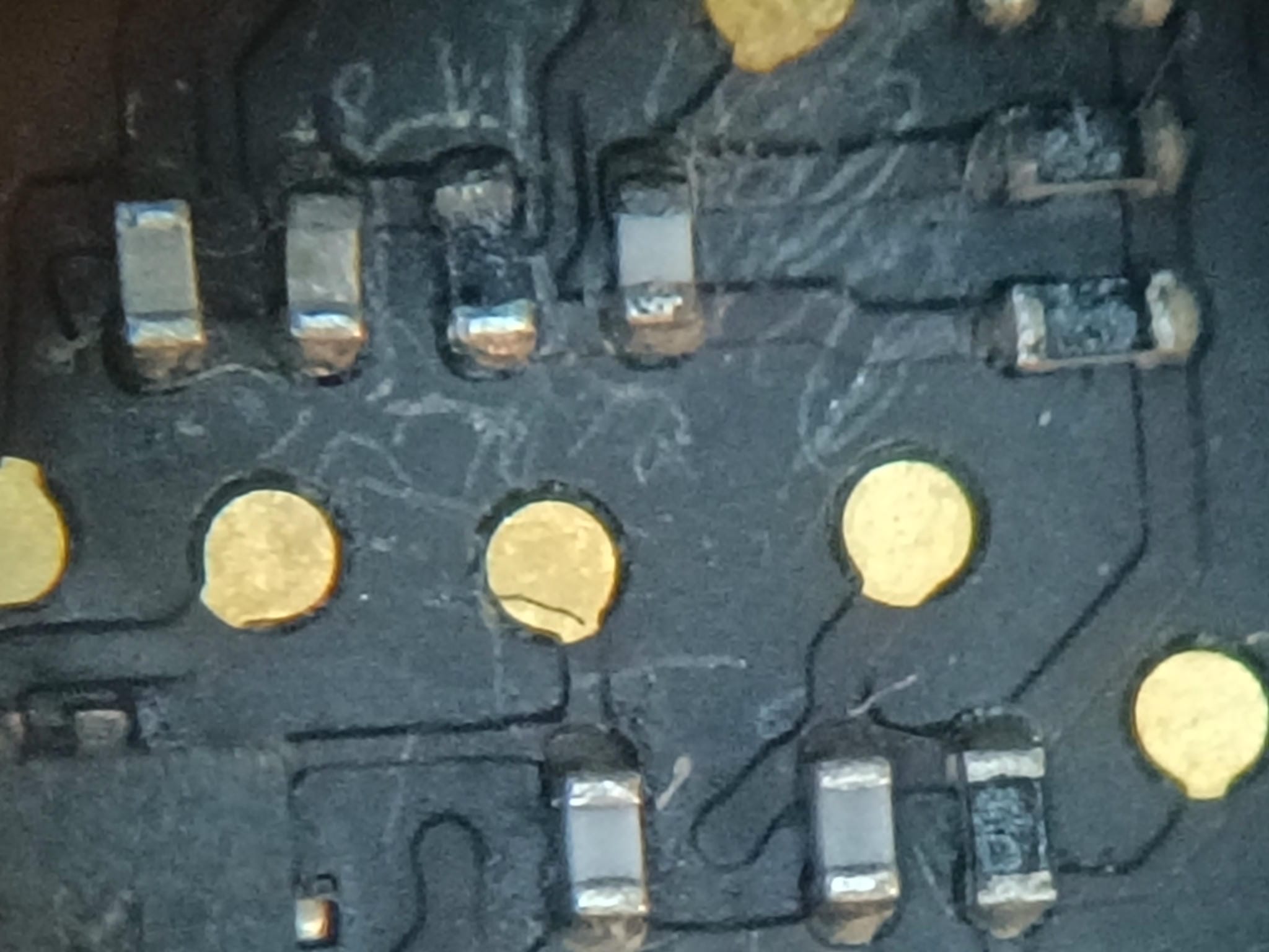 Componentes inspeccionados por humedad en MacBook Pro A1502