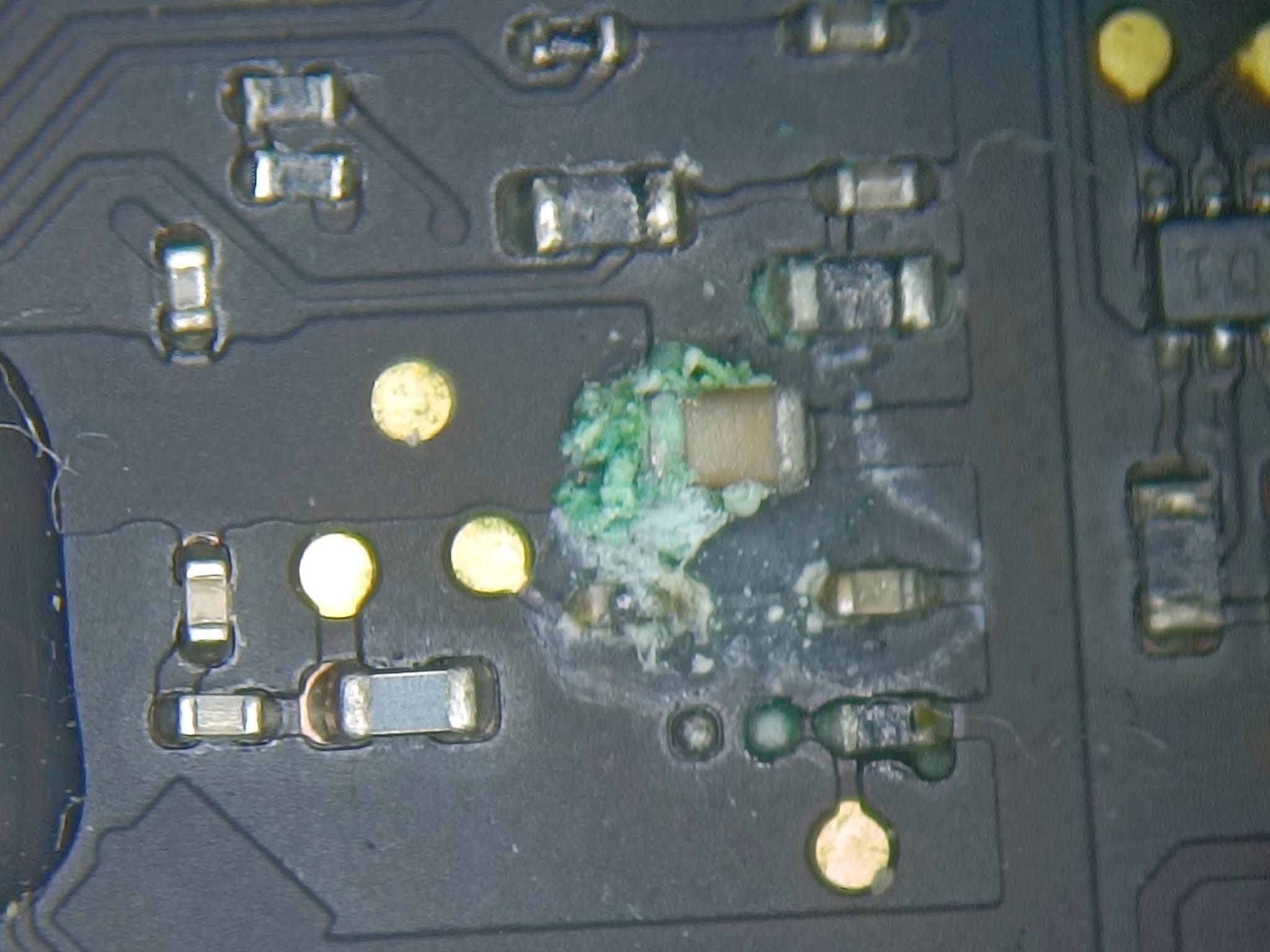 Humedad y corrosión en zona SMC MacBook Pro A1502