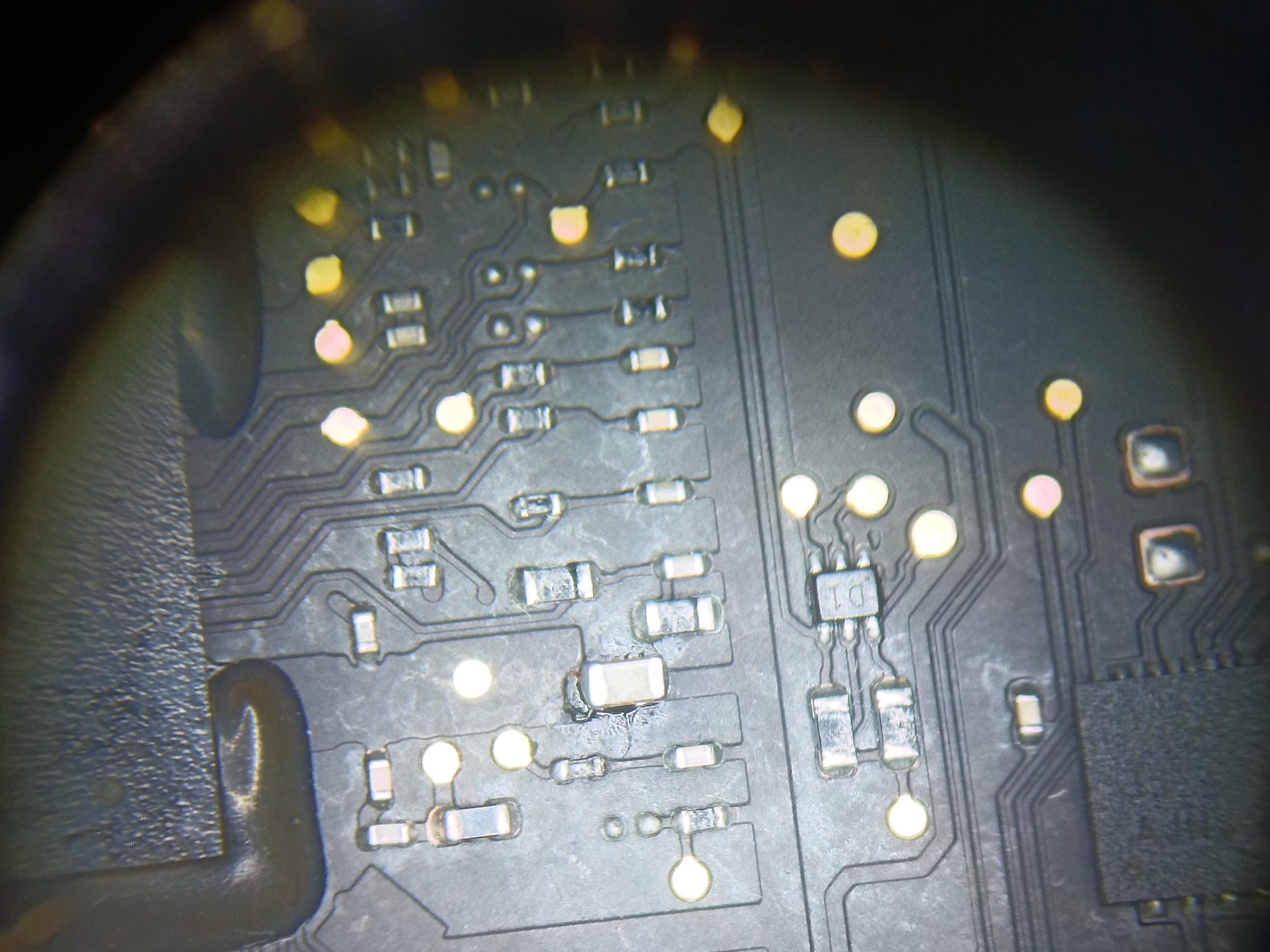 Zona U7200 inspeccionada en placa base MacBook Pro A1502