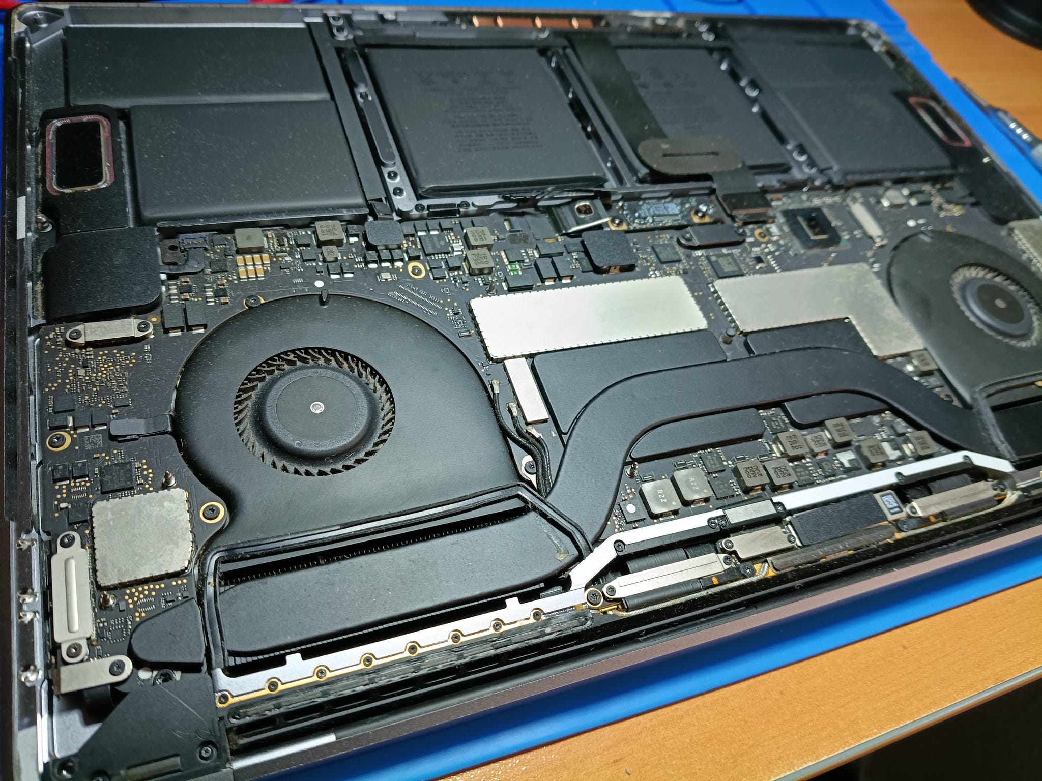 Interior del MacBook Pro A1707 con la tapa inferior retirada