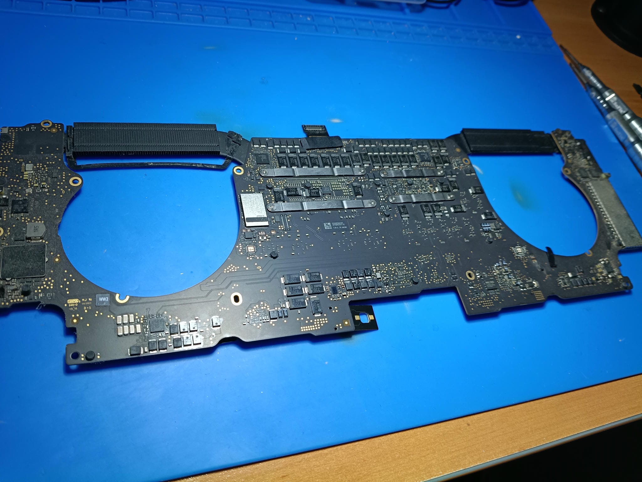 Placa base del MacBook Pro A1707 desmontada para diagnóstico
