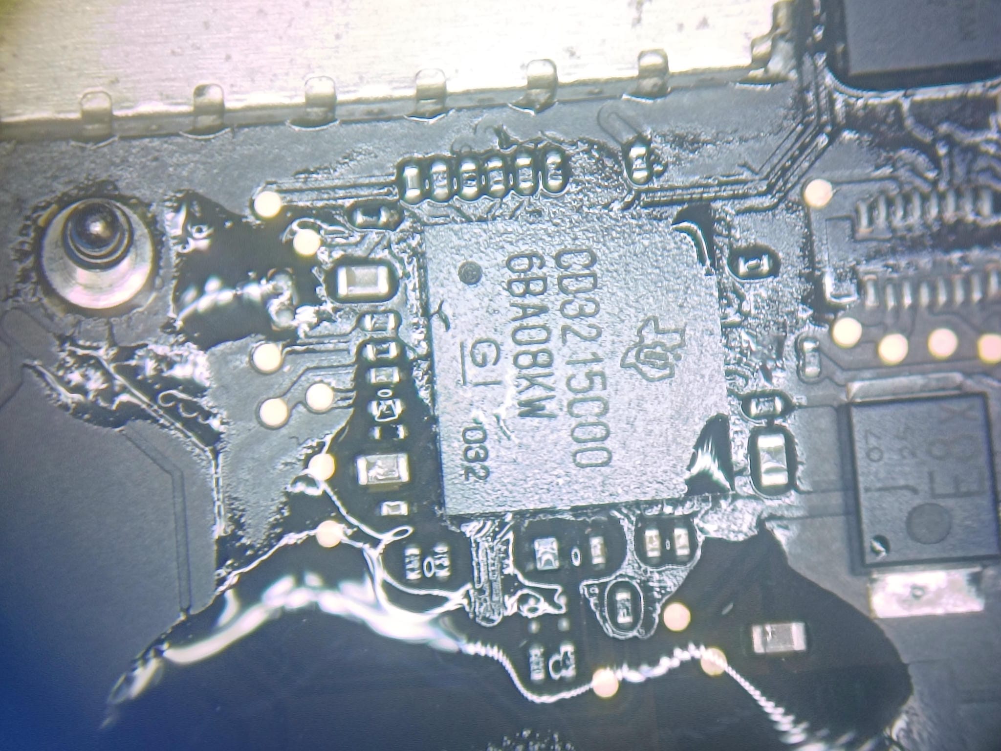 Controlador Texas Instruments CD3215 en la placa base del MacBook Pro A1707