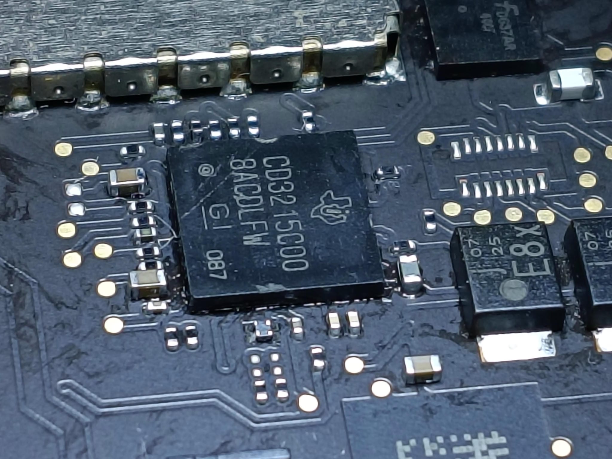 Controlador Texas Instruments CD3215 instalado durante la reparación del MacBook Pro A1707