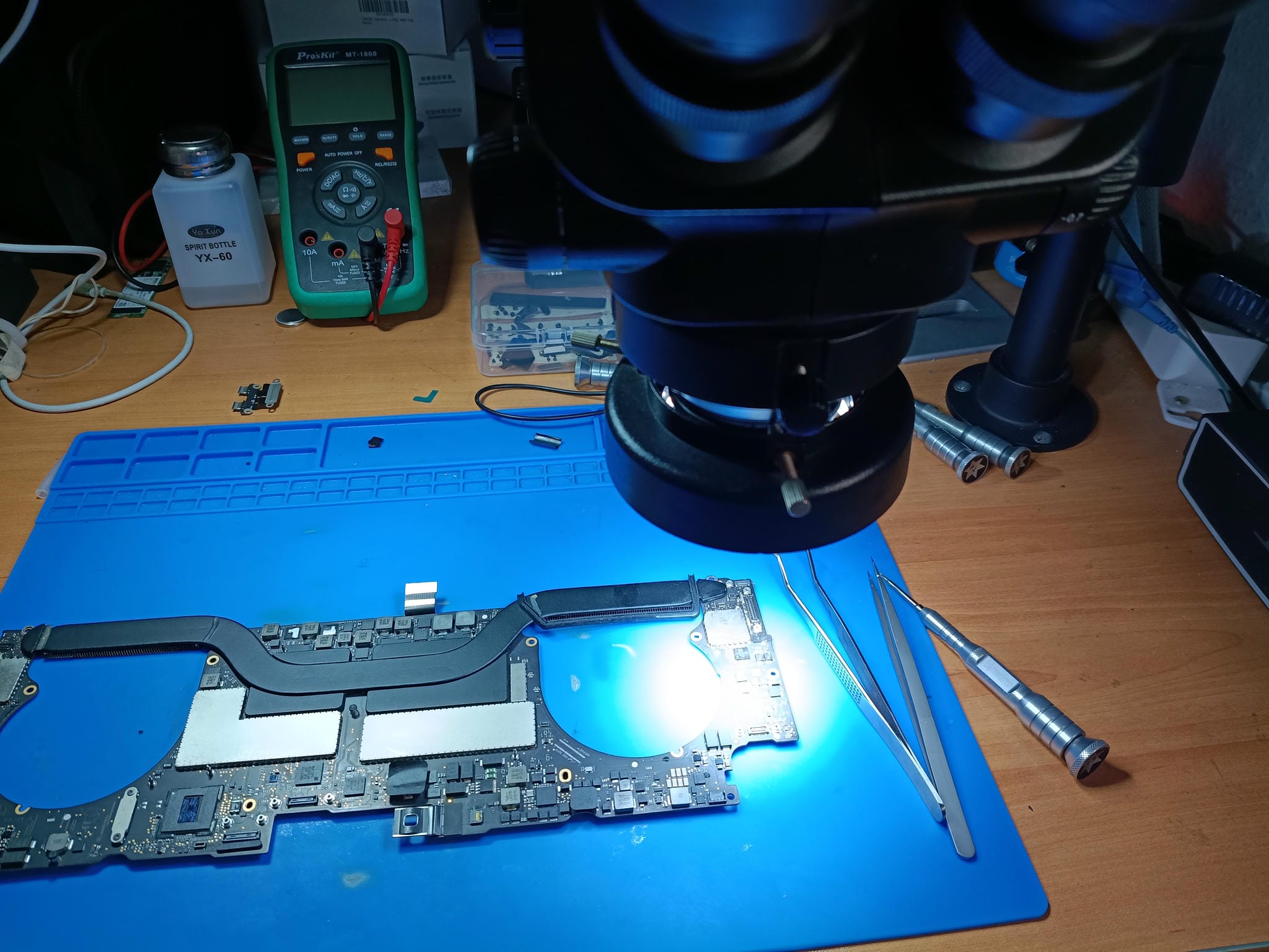Microscopio utilizado para reparar la placa base del MacBook Pro A1707