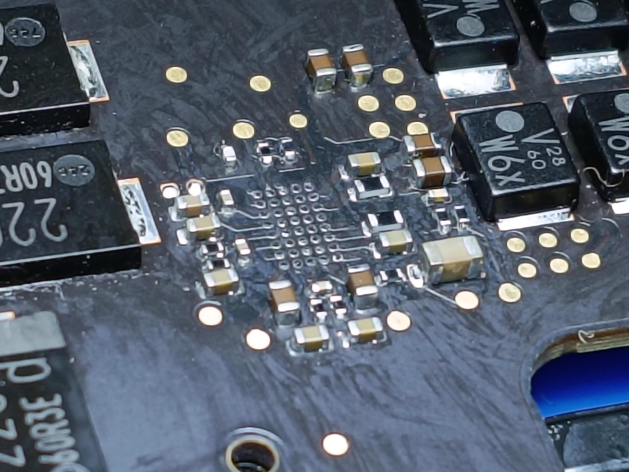 Zona de soldadura BGA durante la intervención en la placa base del MacBook Pro A1707