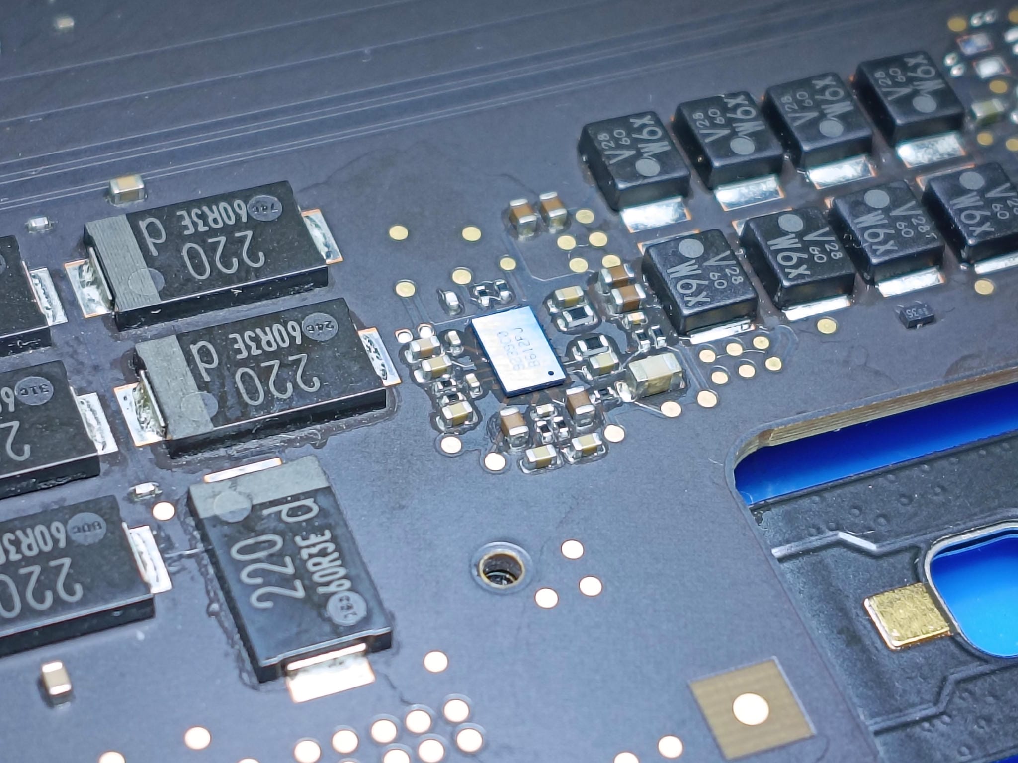 Circuito integrado instalado en la placa base del MacBook Pro A1707