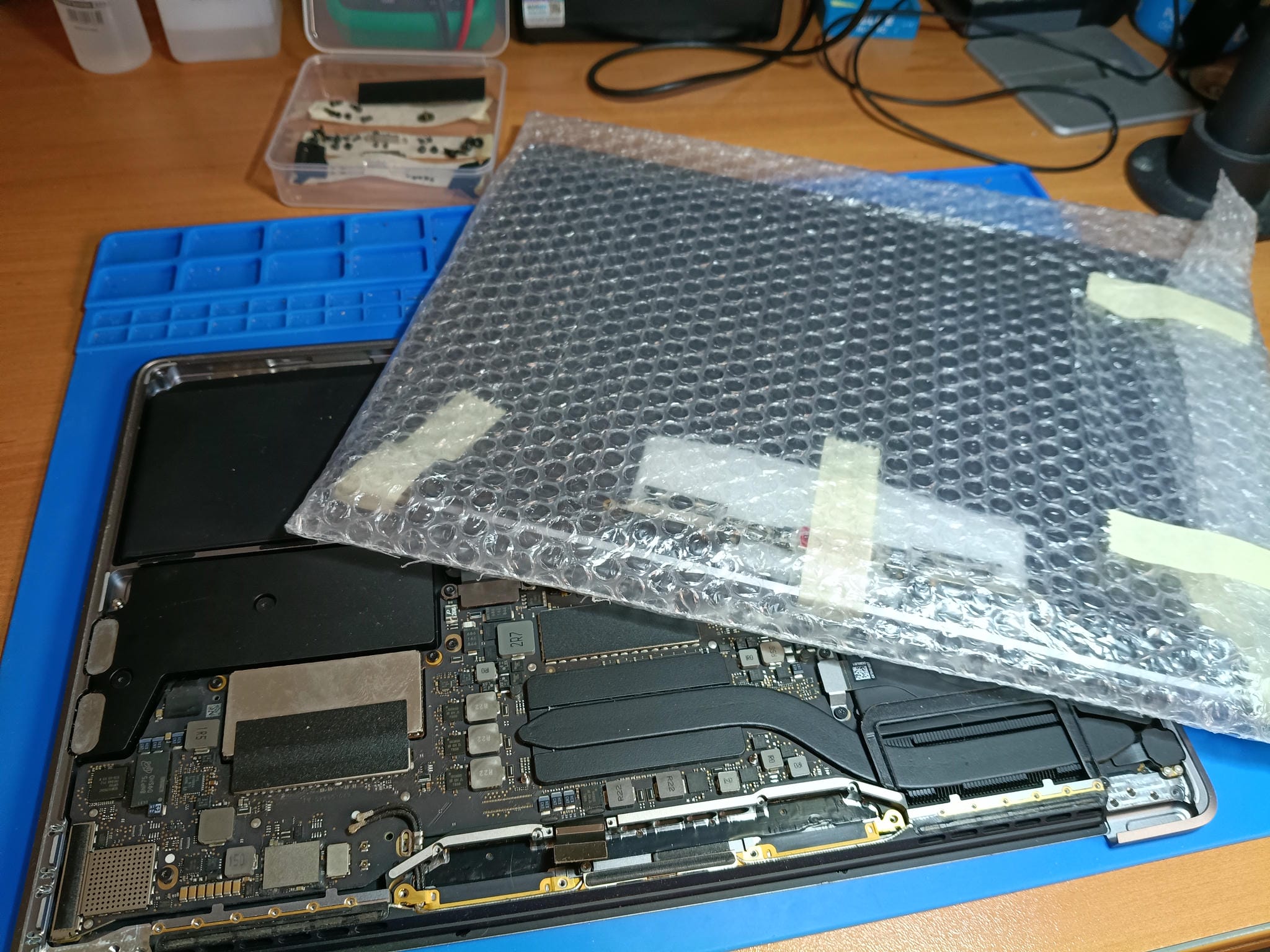 MacBook Pro A1708 abierto durante el cambio de pantalla