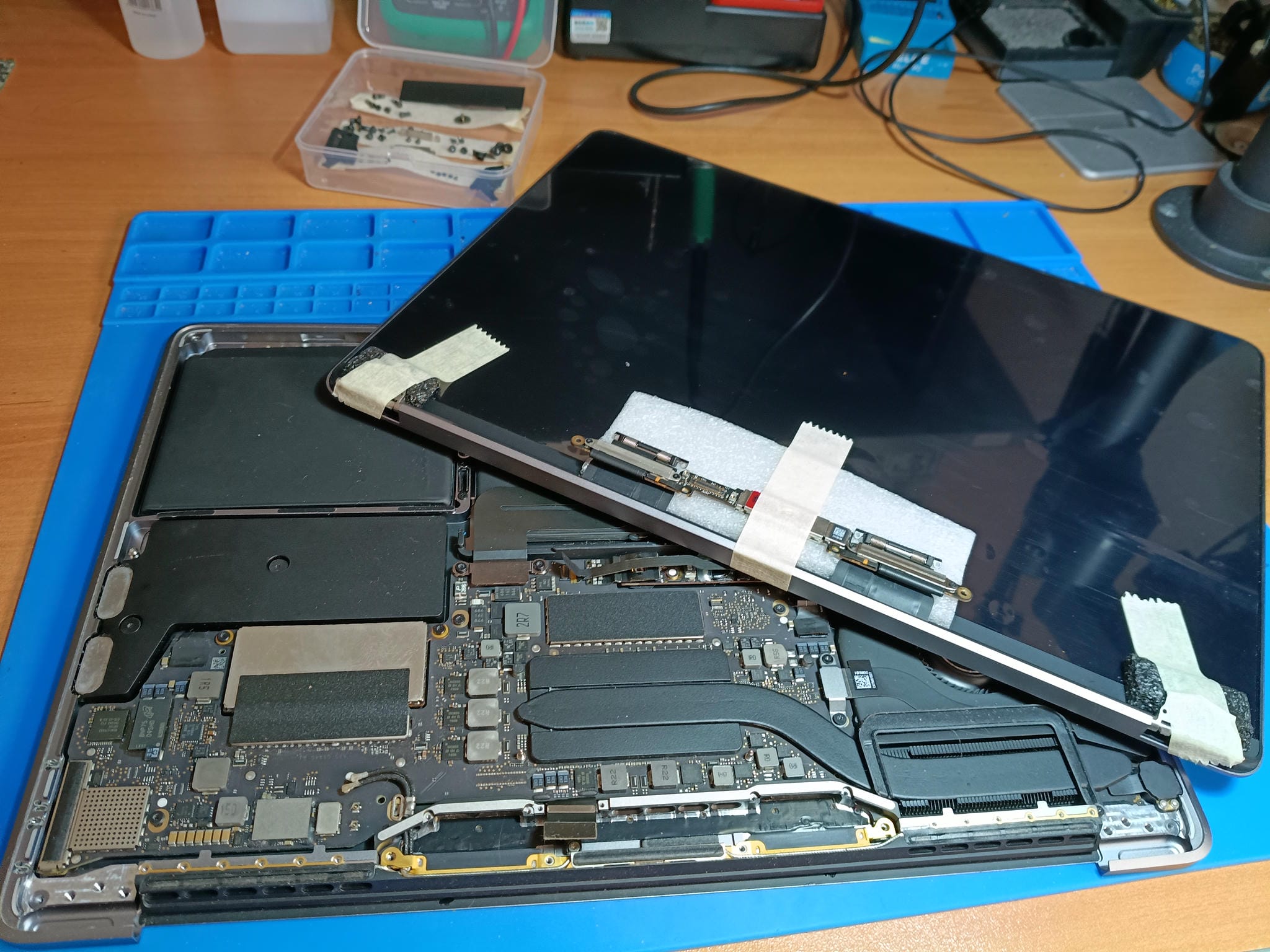Pantalla del MacBook Pro A1708 durante el desmontaje