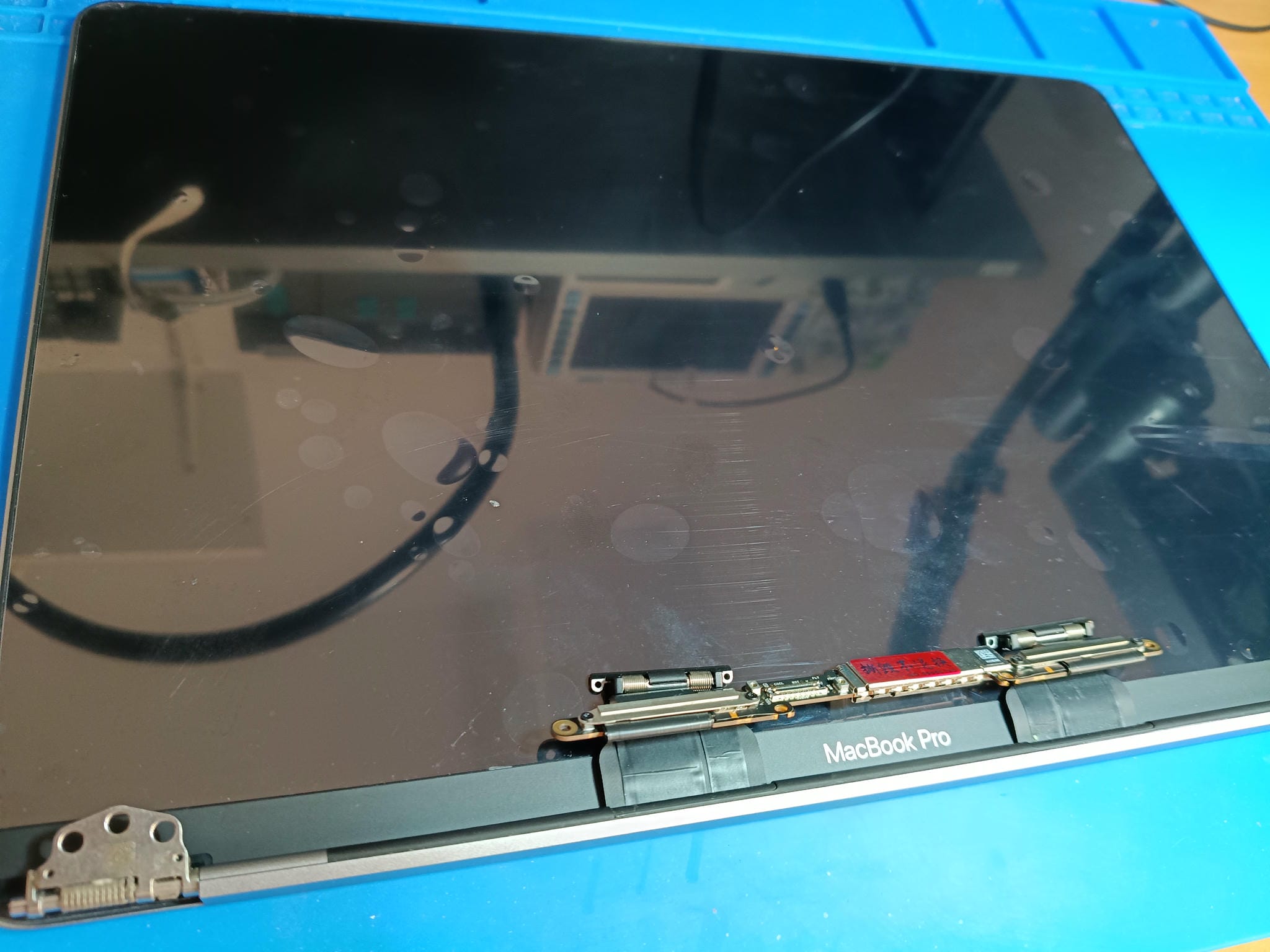 Pantalla retirada del MacBook Pro A1708