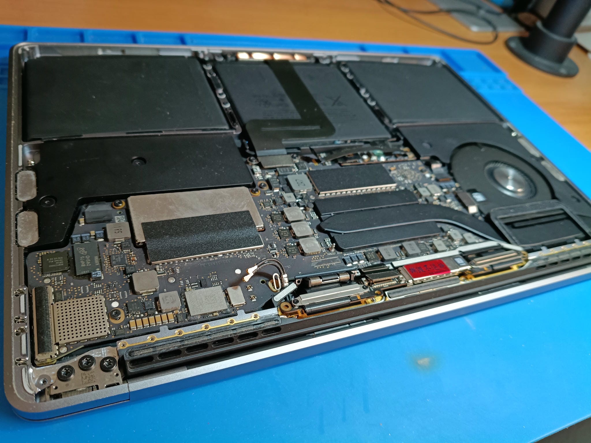 MacBook Pro A1708 con la pantalla retirada
