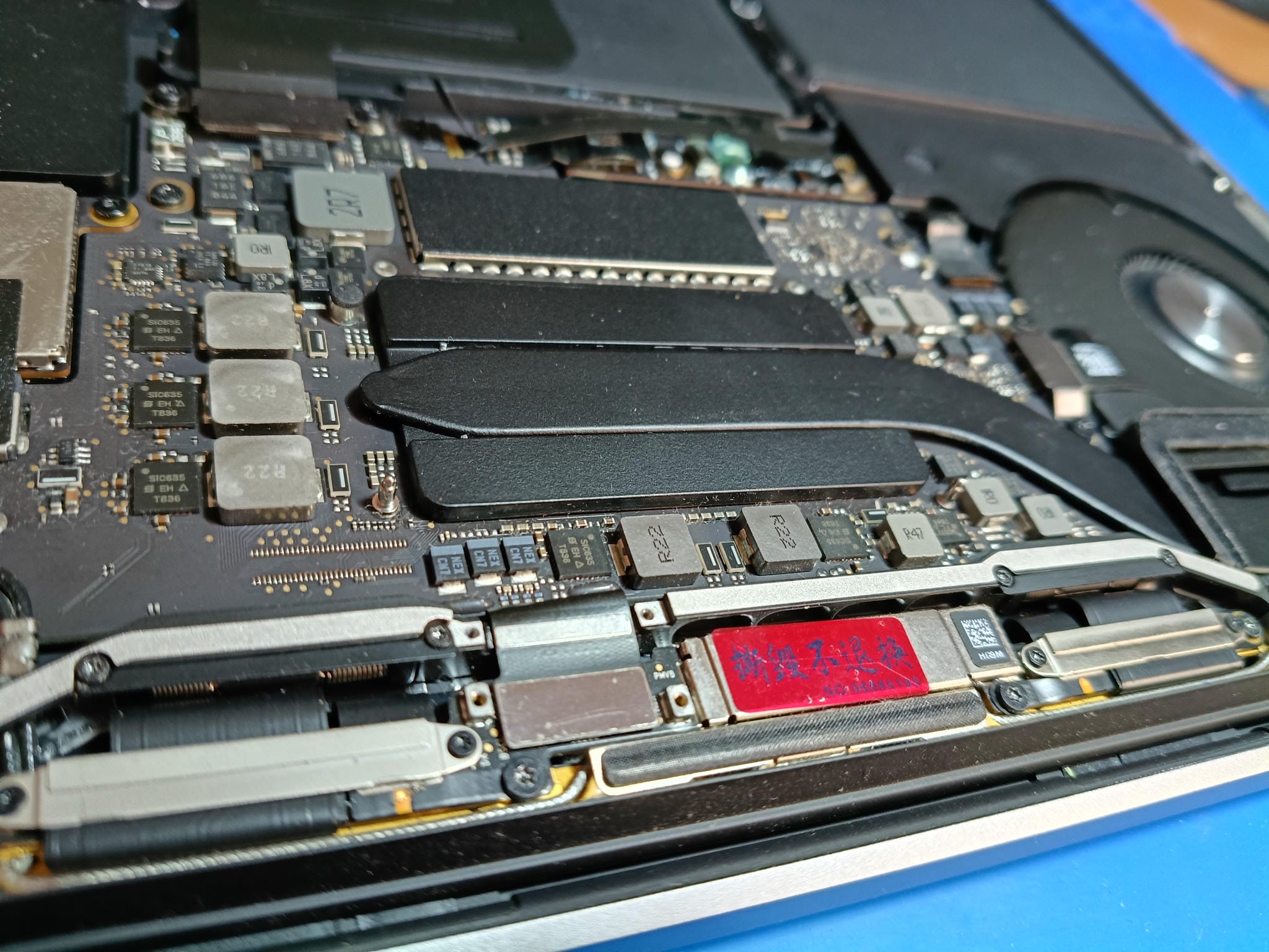 Detalle de conexiones internas del MacBook Pro A1708