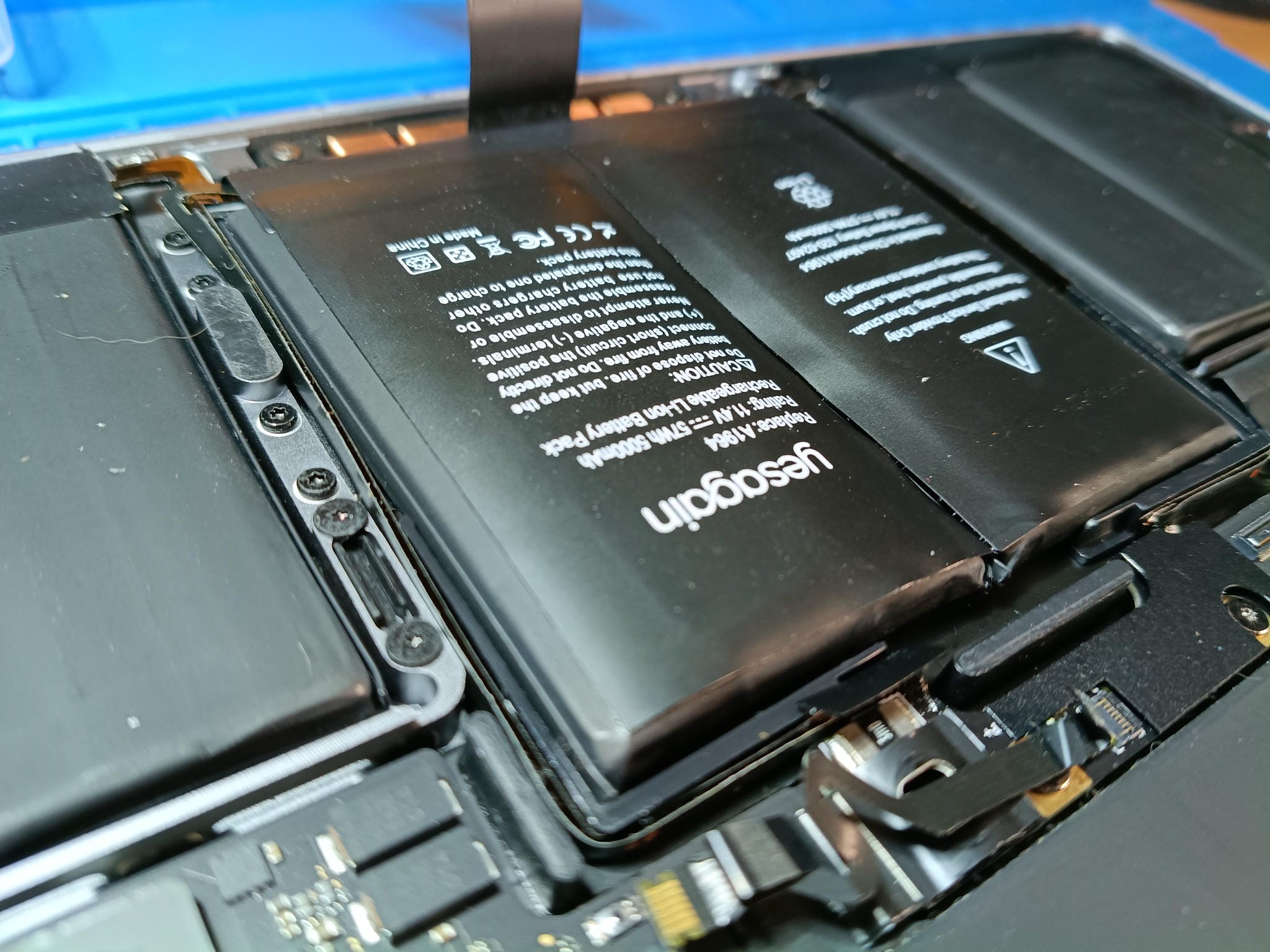 Detalle de la batería instalada en MacBook Pro A2251