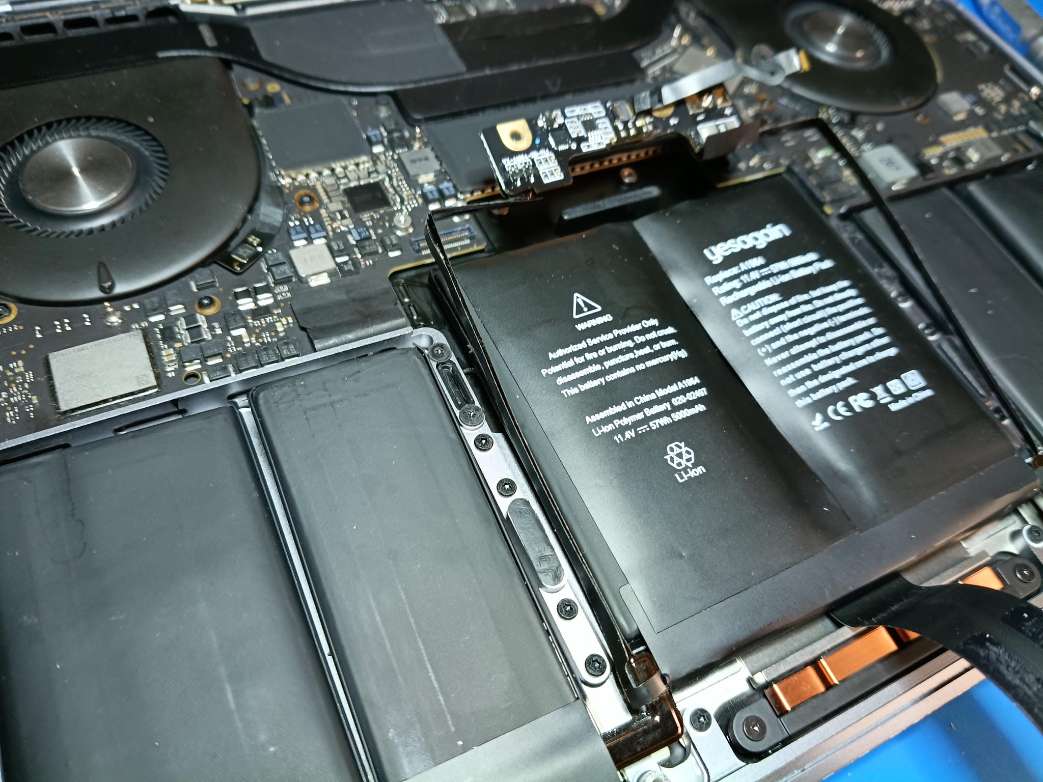 Interior del MacBook Pro A2251 con la batería instalada