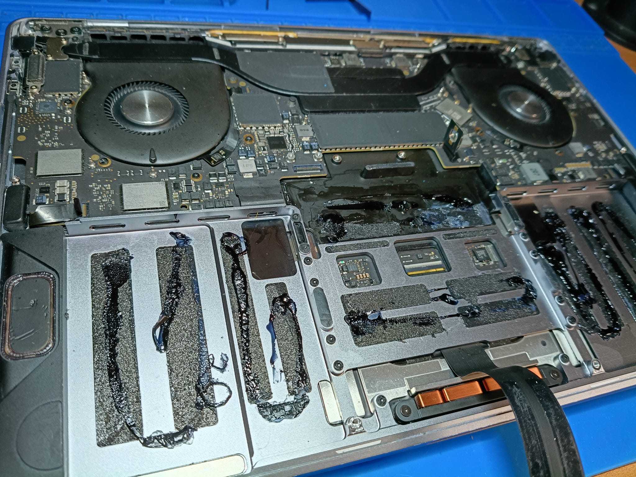 MacBook Pro A2251 después de retirar la batería